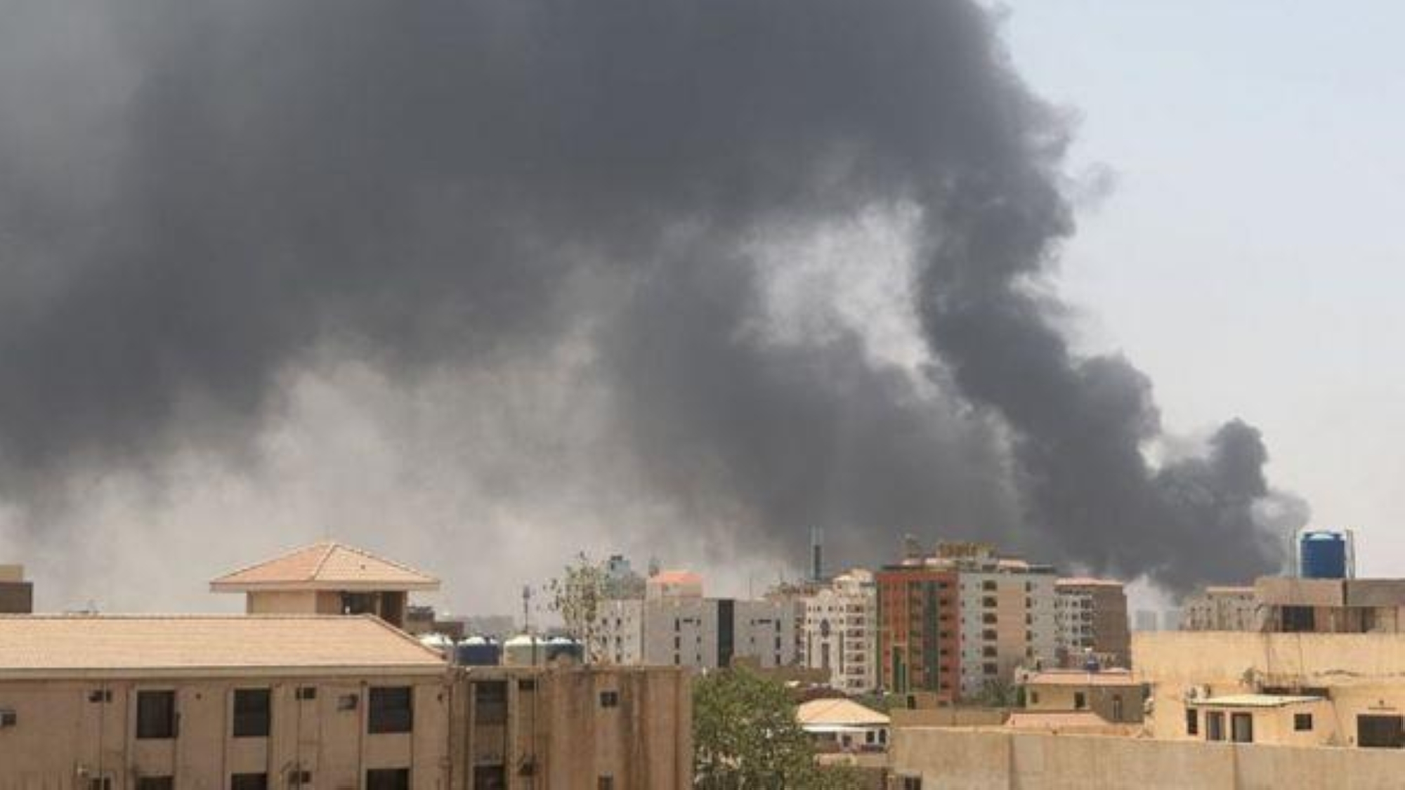 السودان.. تضارب الروايات حول السيطرة على المواقع السيادية و"حميدتي" يطالب المجتمع الدولي بالتدخل