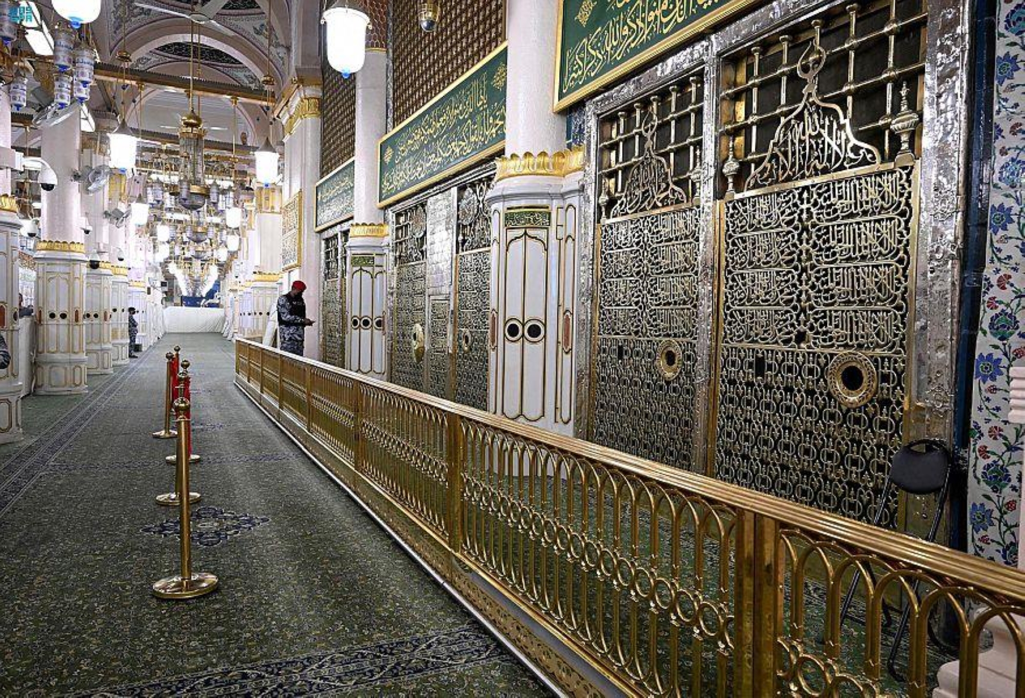 بتوجيه من أمير المدينة المنورة.. تغيير الحاجز النحاسي المحيط بالمقصورة النبوية