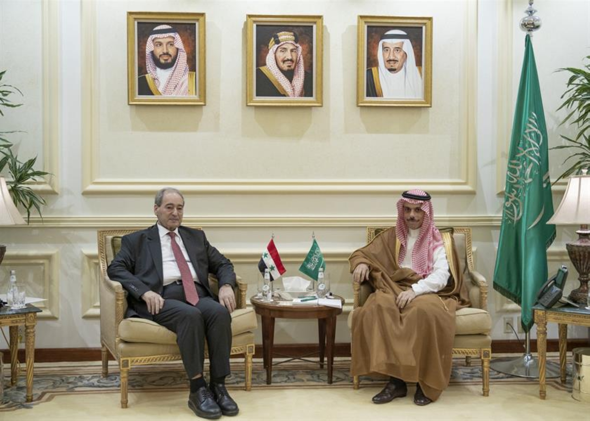 بيان "سعودي – سوري": استئناف الخدمات "القنصلية" والرحلات "الجوية".. والمقداد: شكراً للمملكة