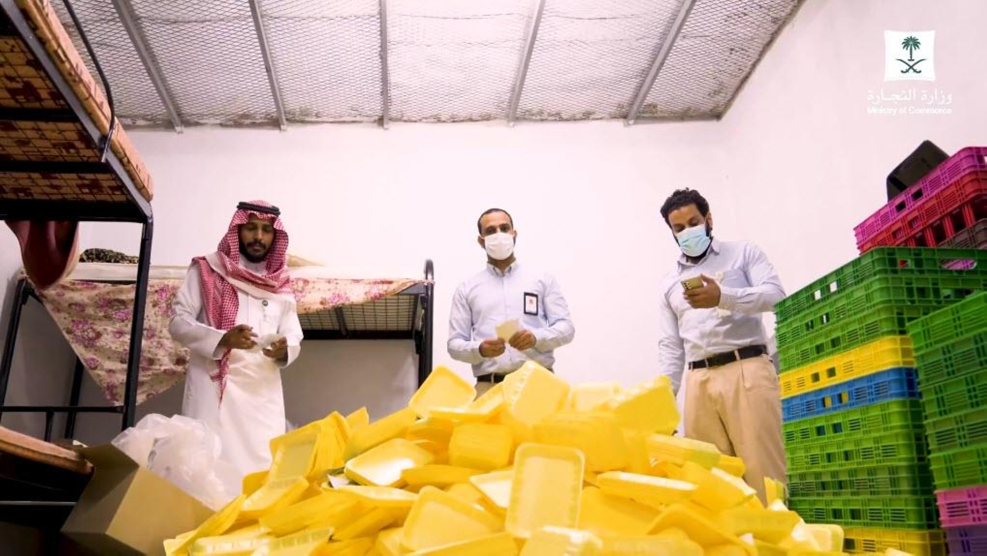 سوقوا الدجاج المجمد على أنه مبرد.. "التجارة" تضبط مخالفين وملصقات مزورة (فيديو)