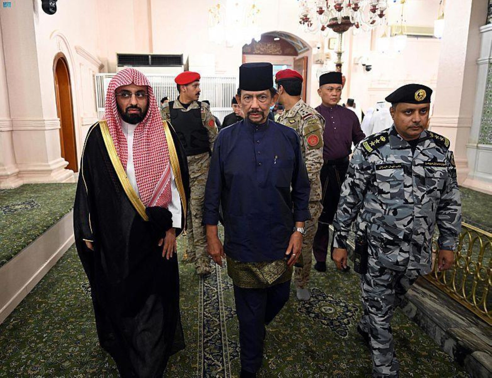 سلطان بروناي يصل المدينة المنورة ويزور المسجد النبوي