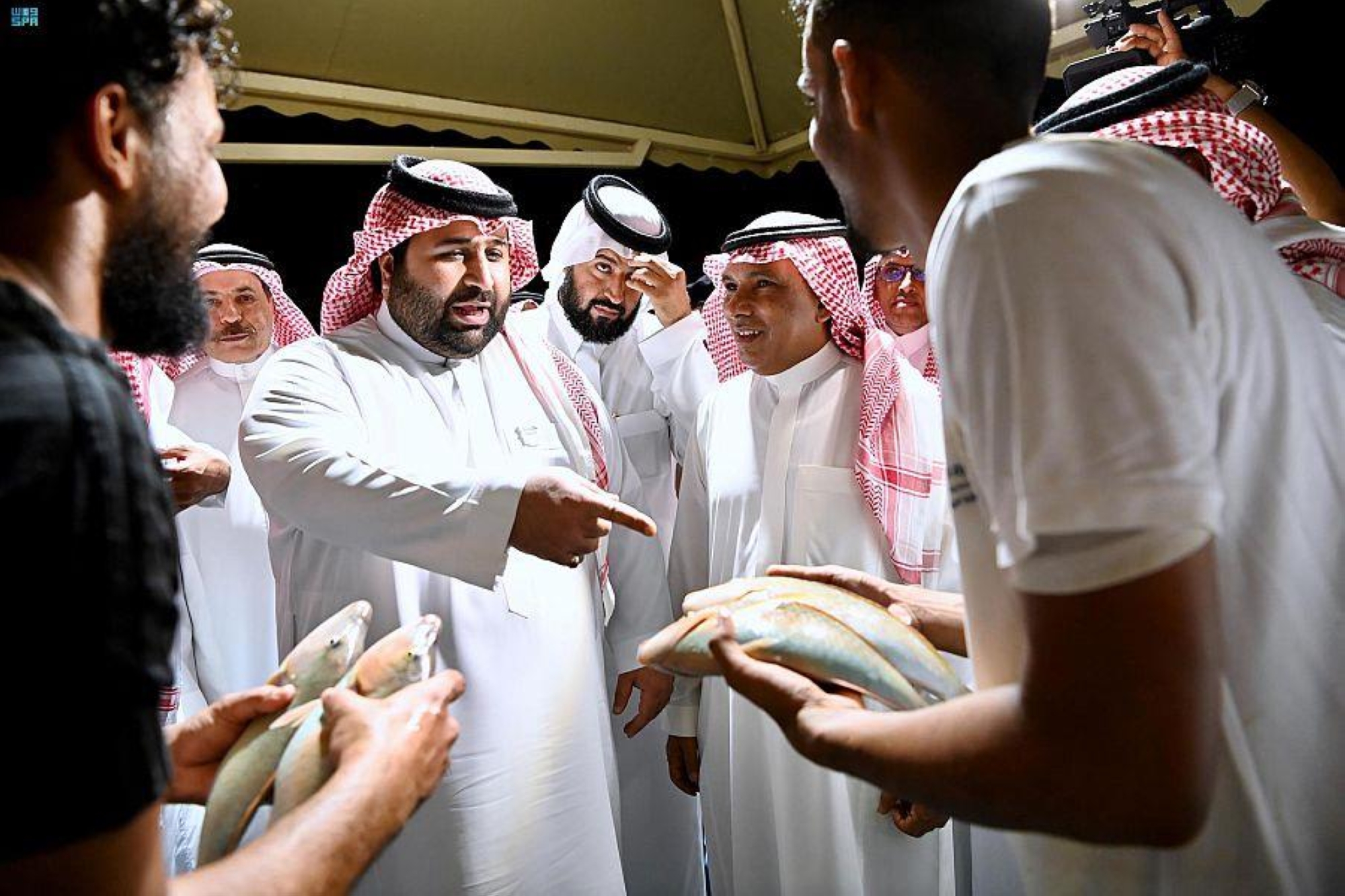 أهالي فرسان يتنافسون في صيد أسماك الحريد بمشاركة نائب أمير جازان