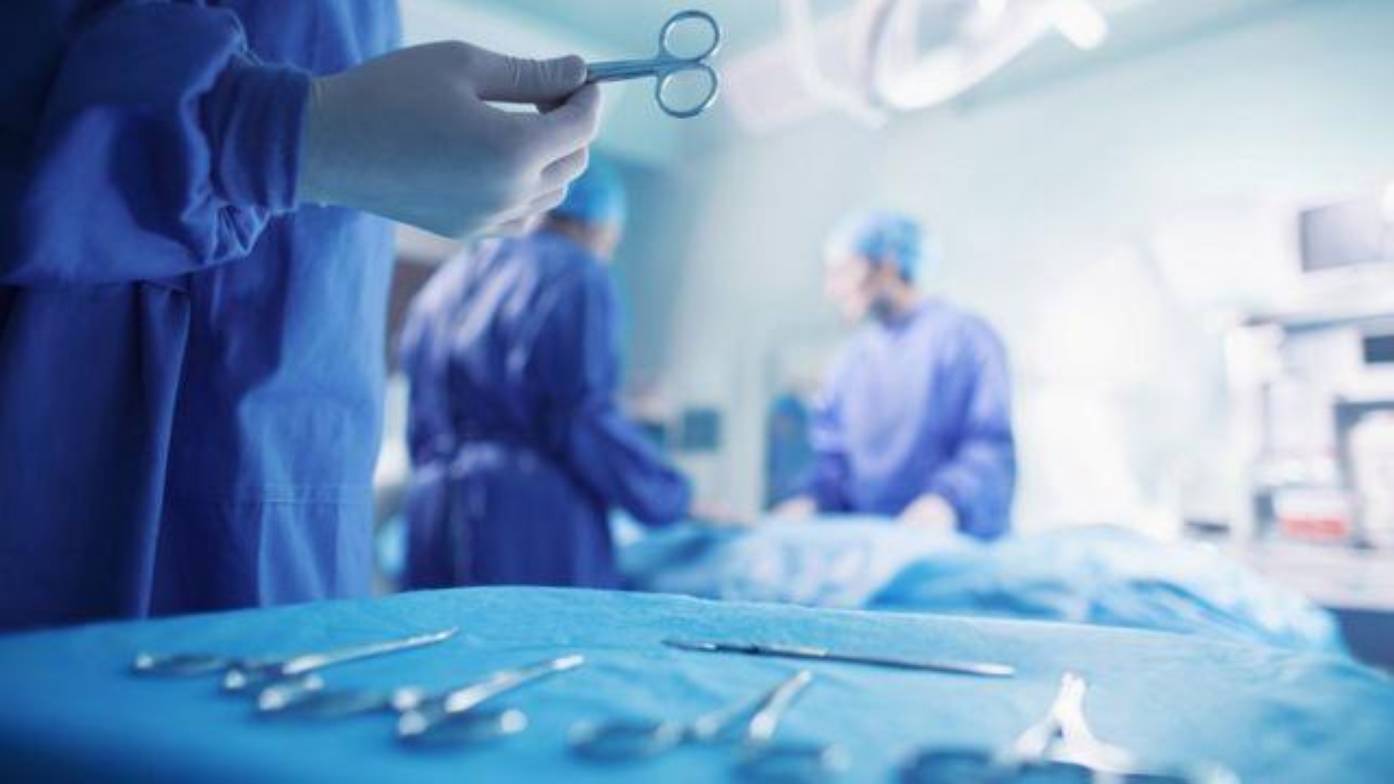 استخراج طقم أسنان من مريض سبعيني ابتلعه بالخطأ في المدينة