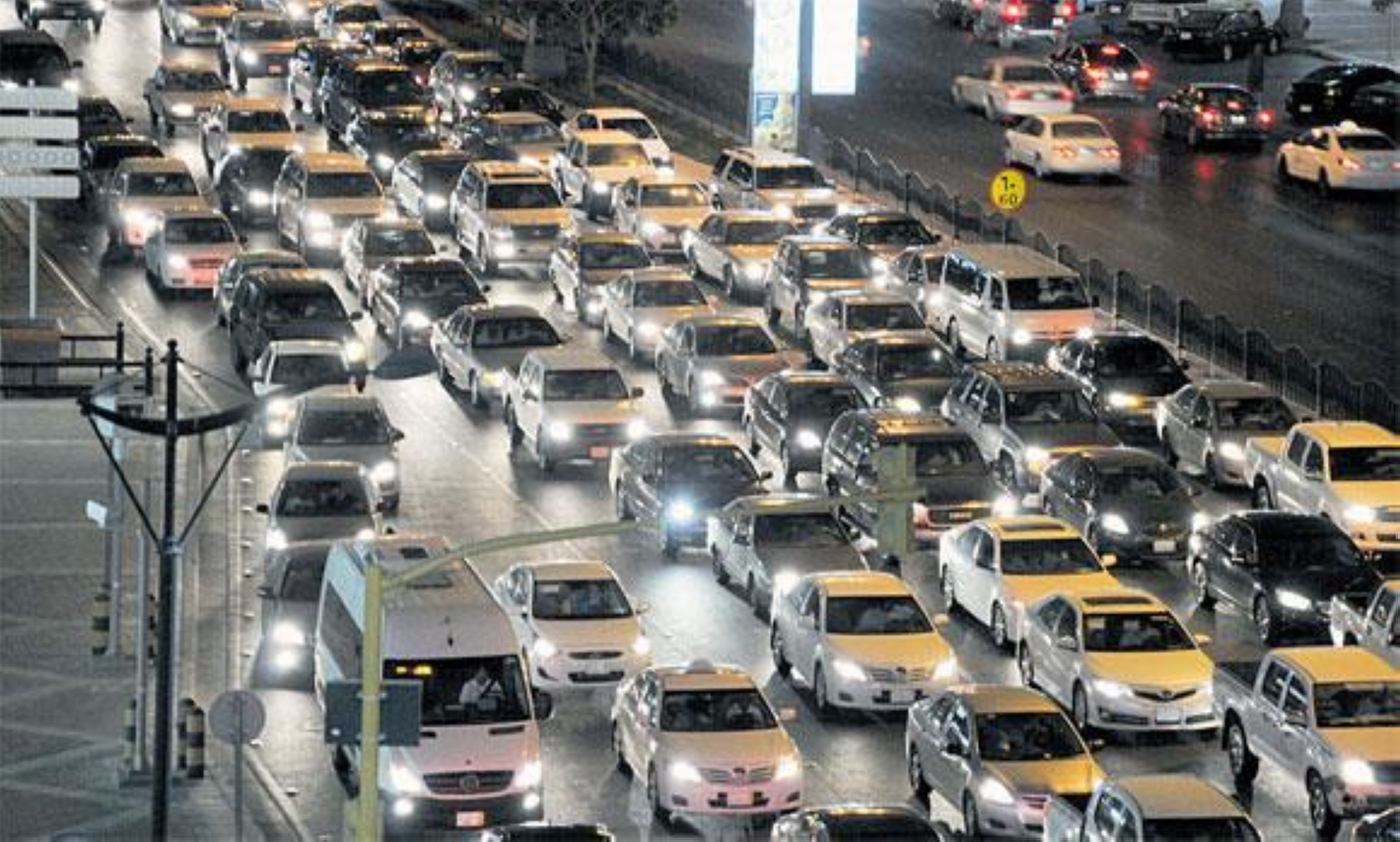 مواطنون: سلوك قائدي المركبات سبب الازدحام المروري في الرياض بعد الإفطار