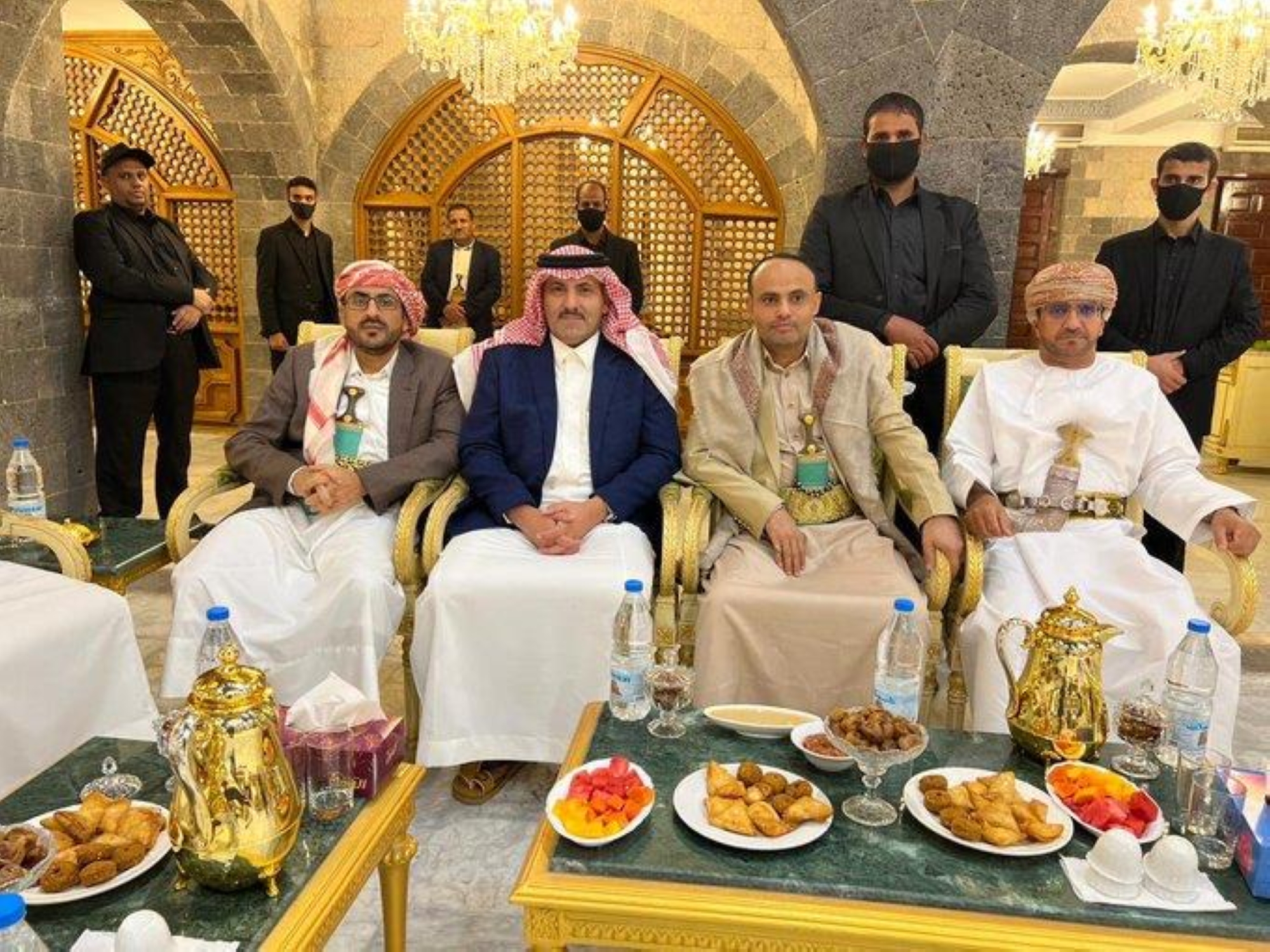 السفير آل جابر: زيارتنا لـ"صنعاء" لإنهاء الأزمة.. ودعماً لمبادرة "المملكة 2021"