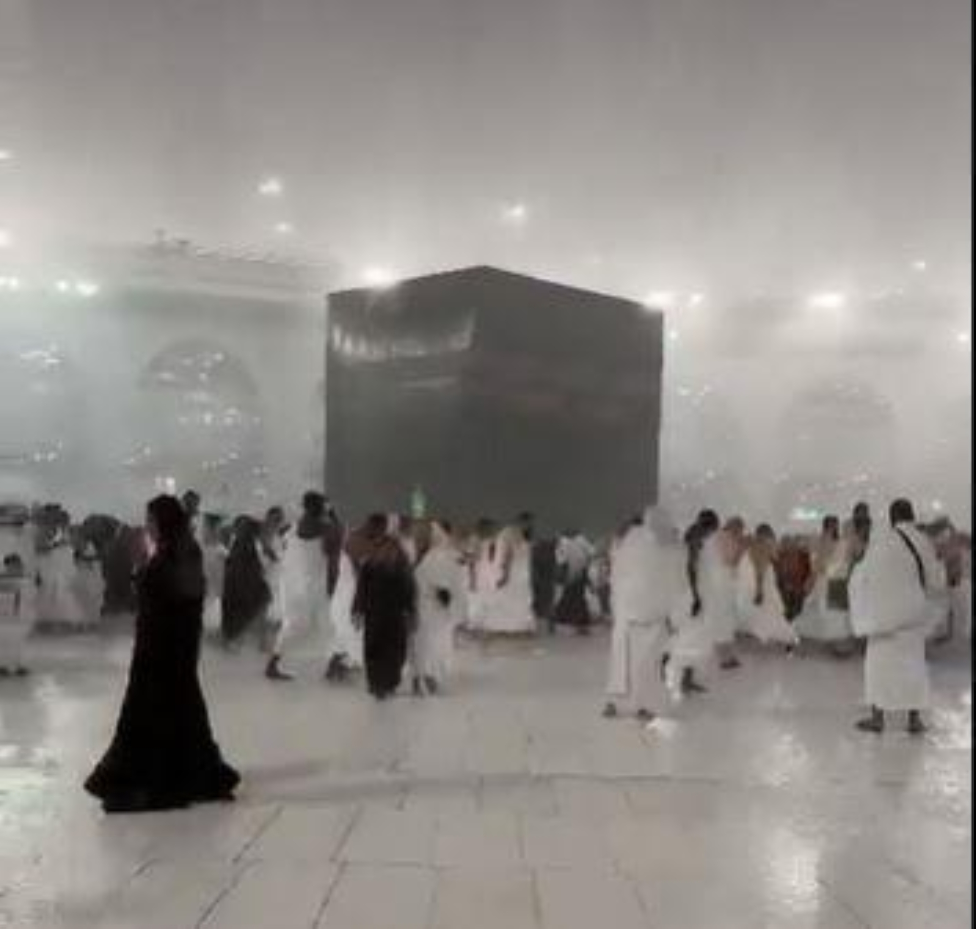 شاهد.. هطول أمطار غزيرة على الحرمين الشريفين