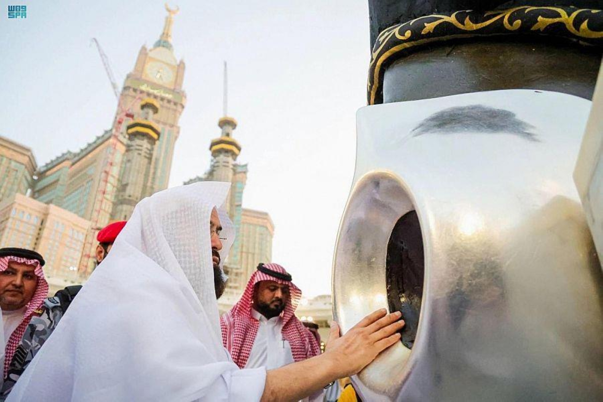 "شؤون الحرمين" تُجري صيانة لكسوة الكعبة وتُطيبها (صور)