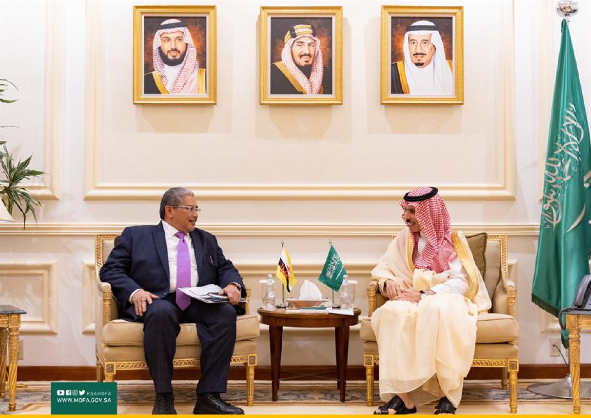 وزير الخارجية يستعرض العلاقات الثنائية مع نظيره في بروناي دار السلام