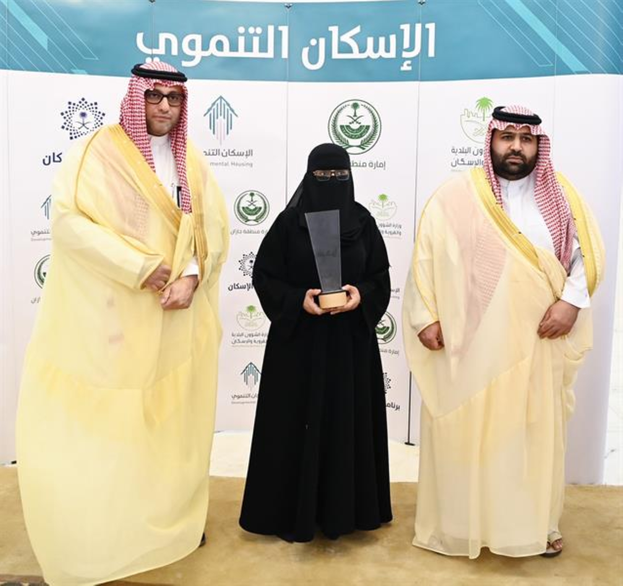 نائب أمير جازان يُسلم 600 وحدة سكنية لمستفيدي الإسكان التنموي