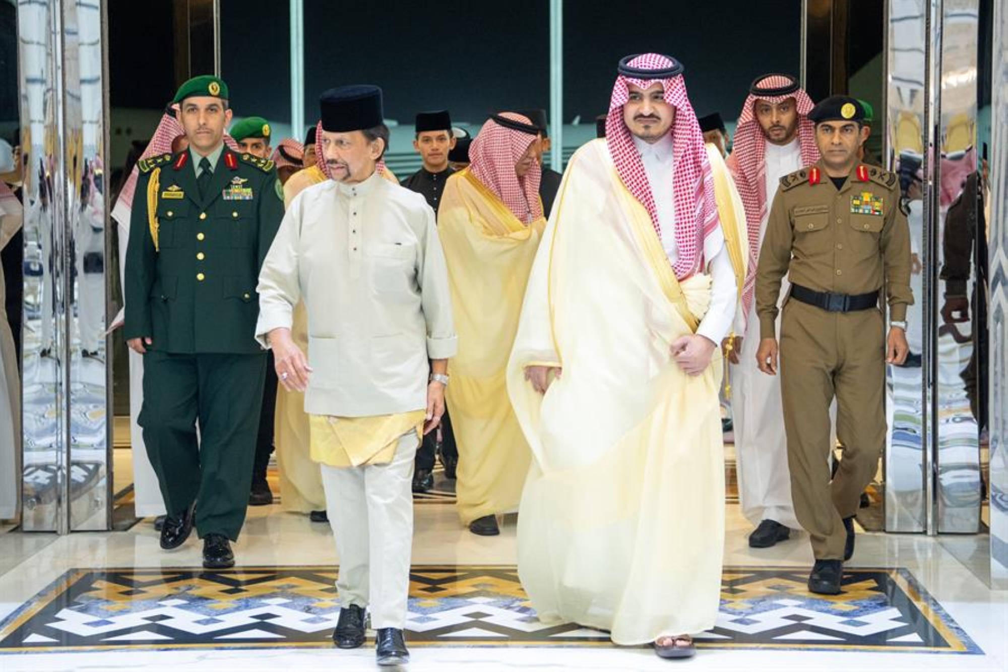 سلطان بروناي دار السلام يصل جدة.. ونائب أمير مكة في استقباله