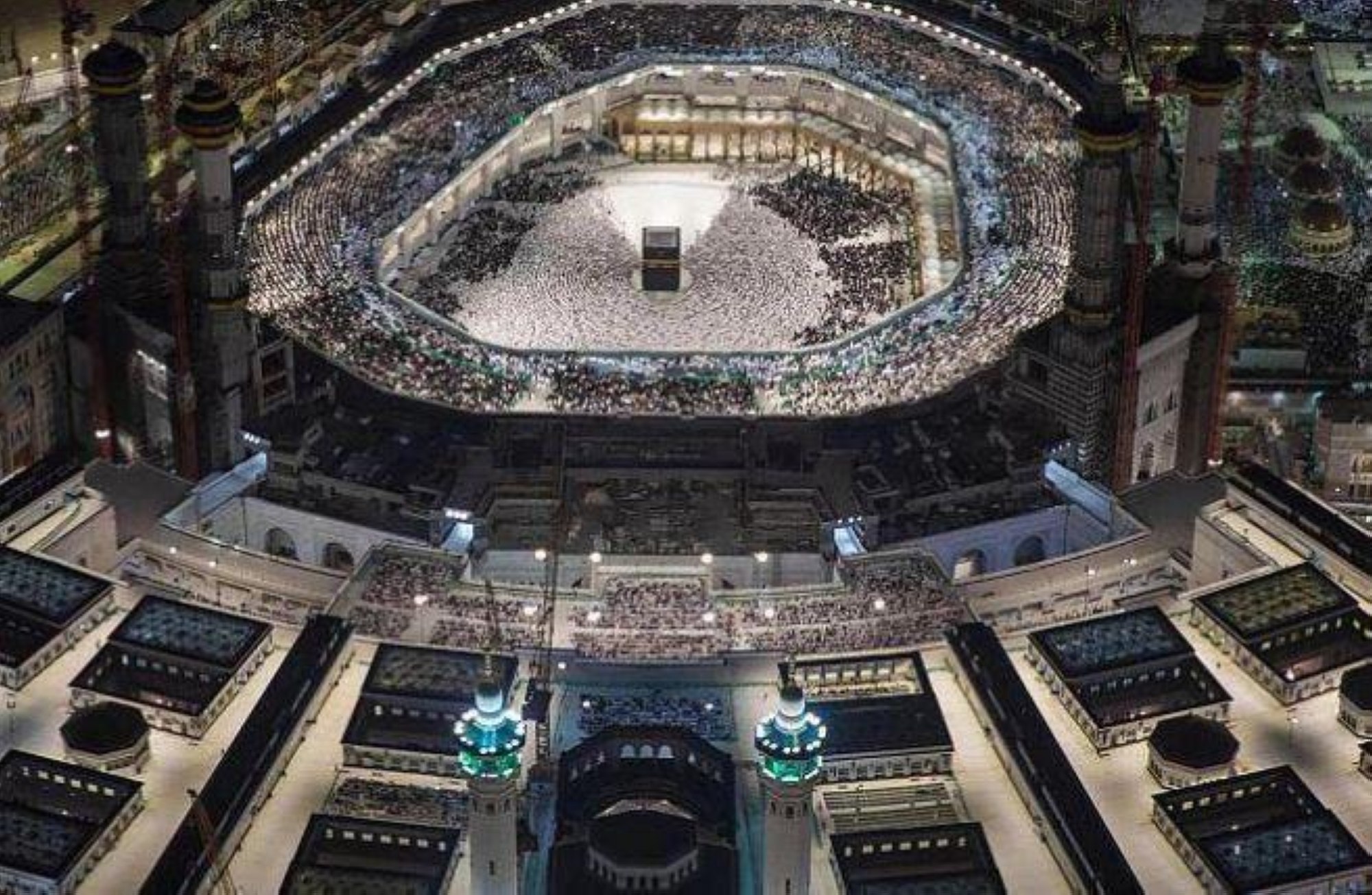 وسط أجواء مطمئنة.. 1.195 مليون مصلٍ ومعتمر في الحرم المكي