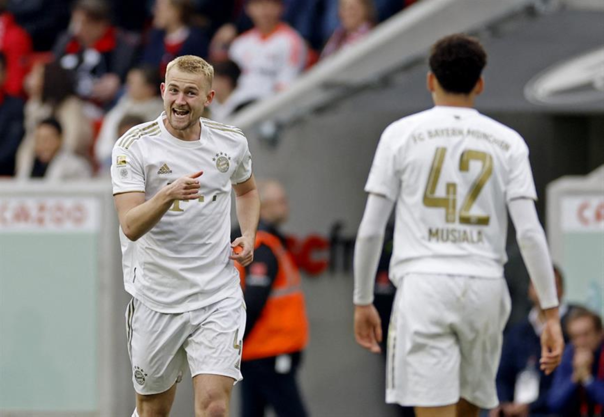 دي ليخت يقود بايرن ميونخ للفوز على فرايبورج ويحافظ على صدارة الدوري