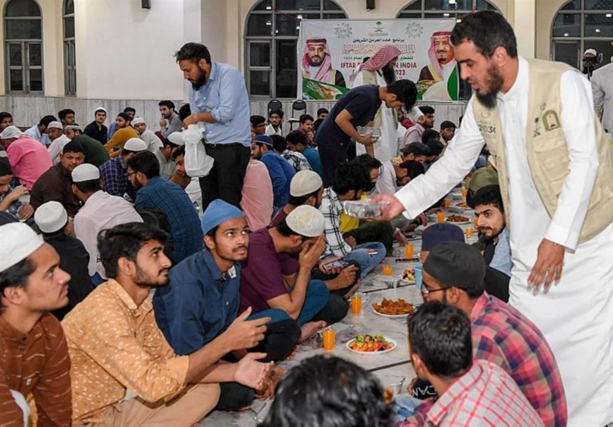 في أكبر جوامع نيودلهي.. تفطير 1000 صائم يومياً ضمن برنامج خادم الحرمين