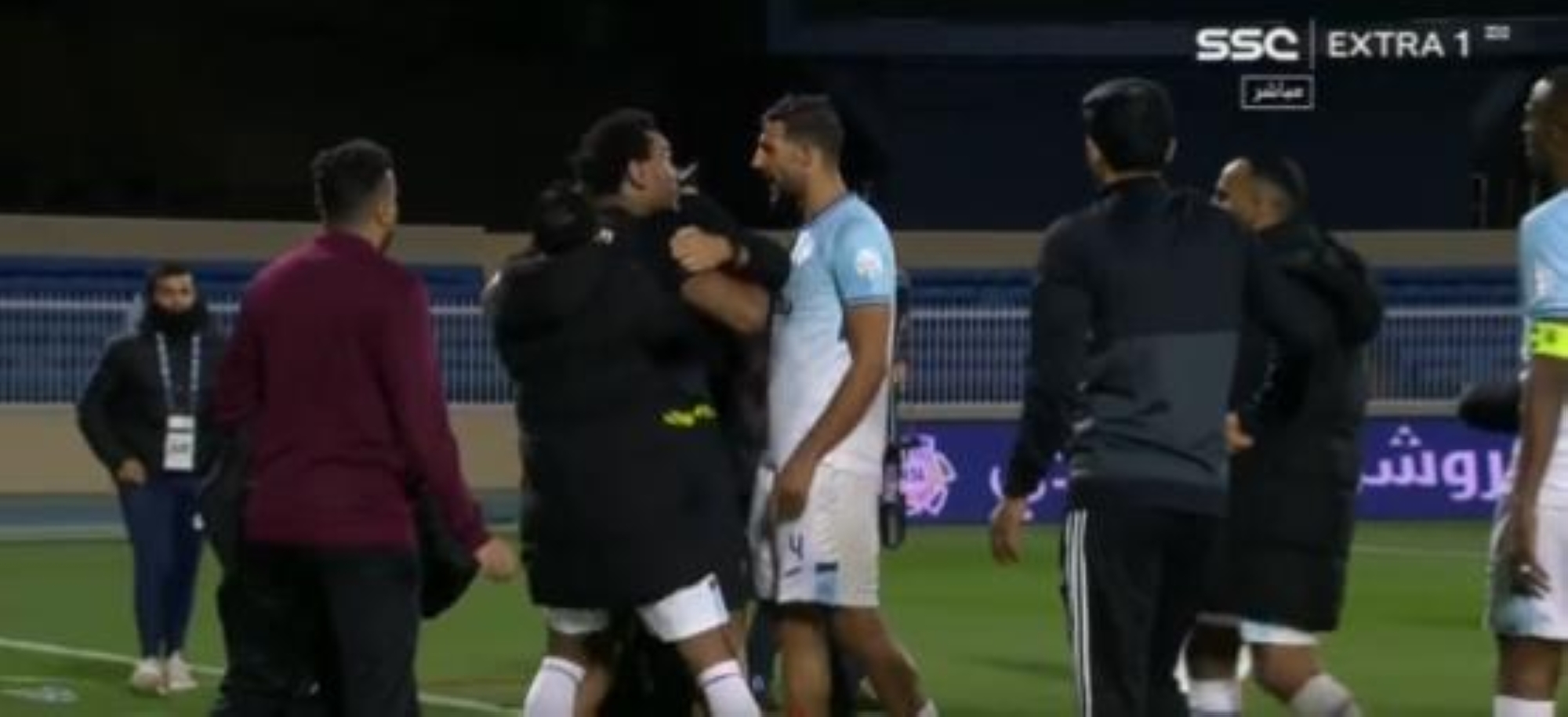 اشتباكات بين محترف التعاون تاوامبا ولاعب أبها سعد ناطق (فيديو)