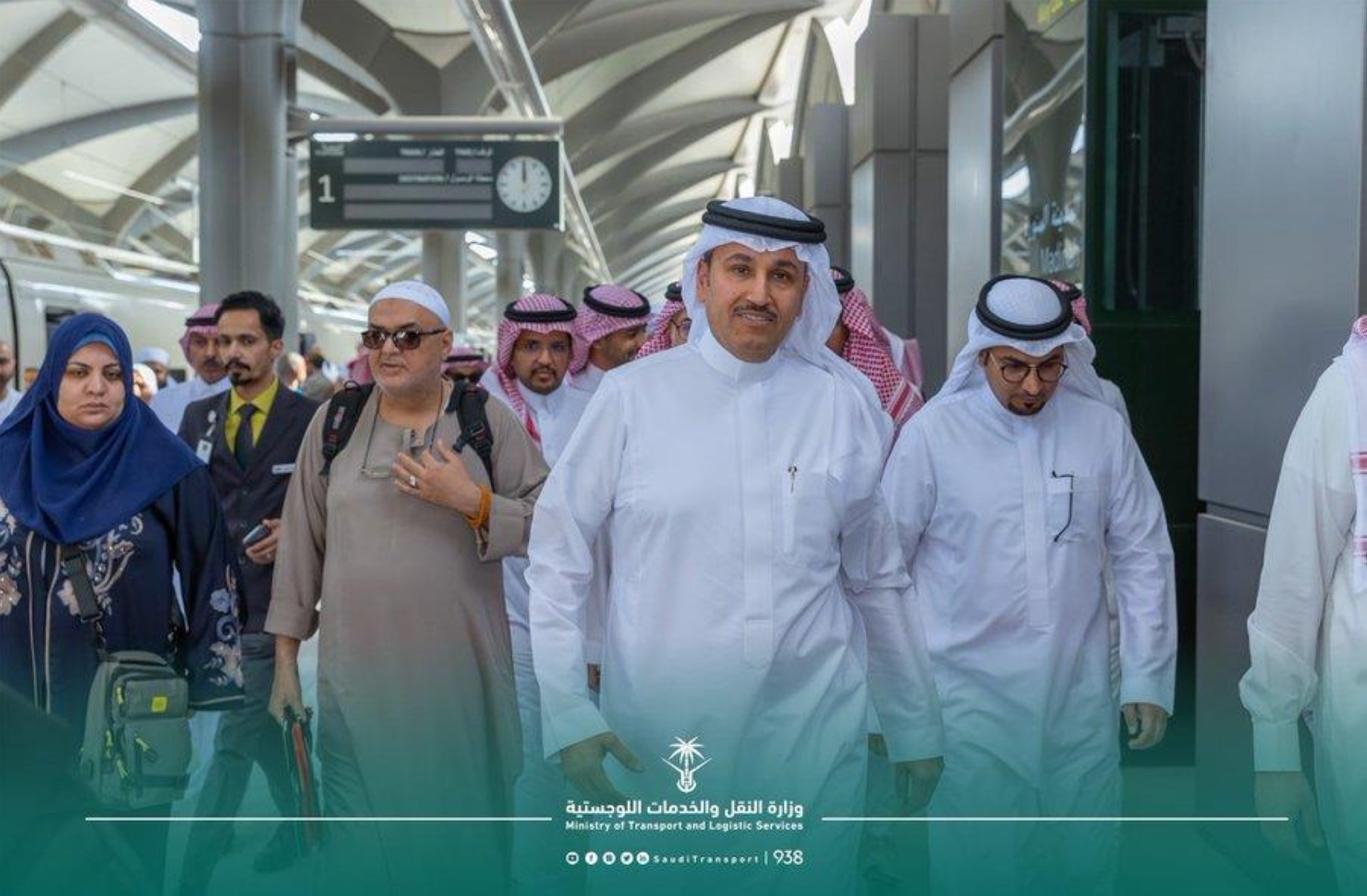استمع لملاحظات الركاب.. وزير النقل يسافر بقطار الحرمين من جدة للمدينة