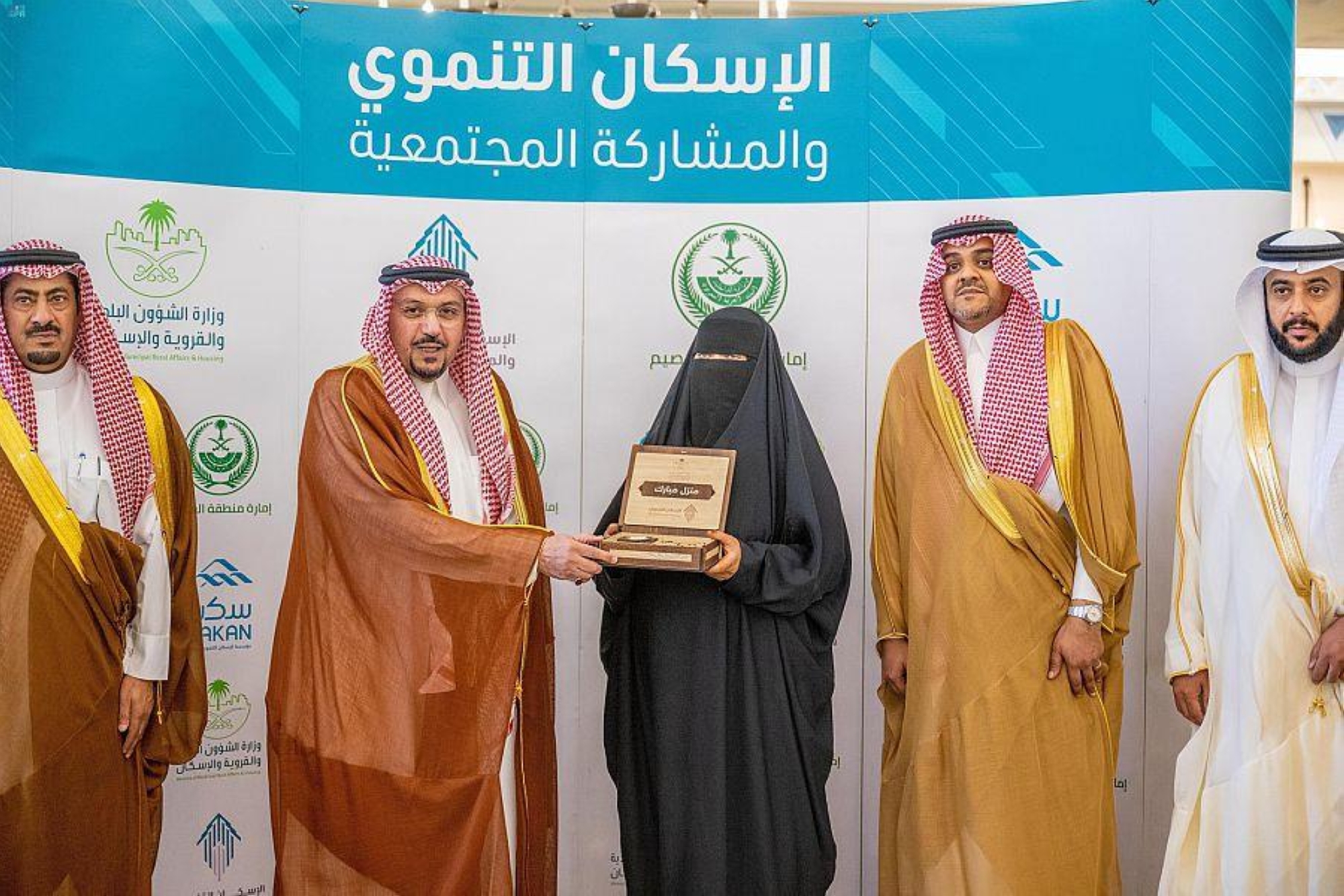 أمير القصيم يسلم 200 وحدة سكنية للأسر الأشد حاجة