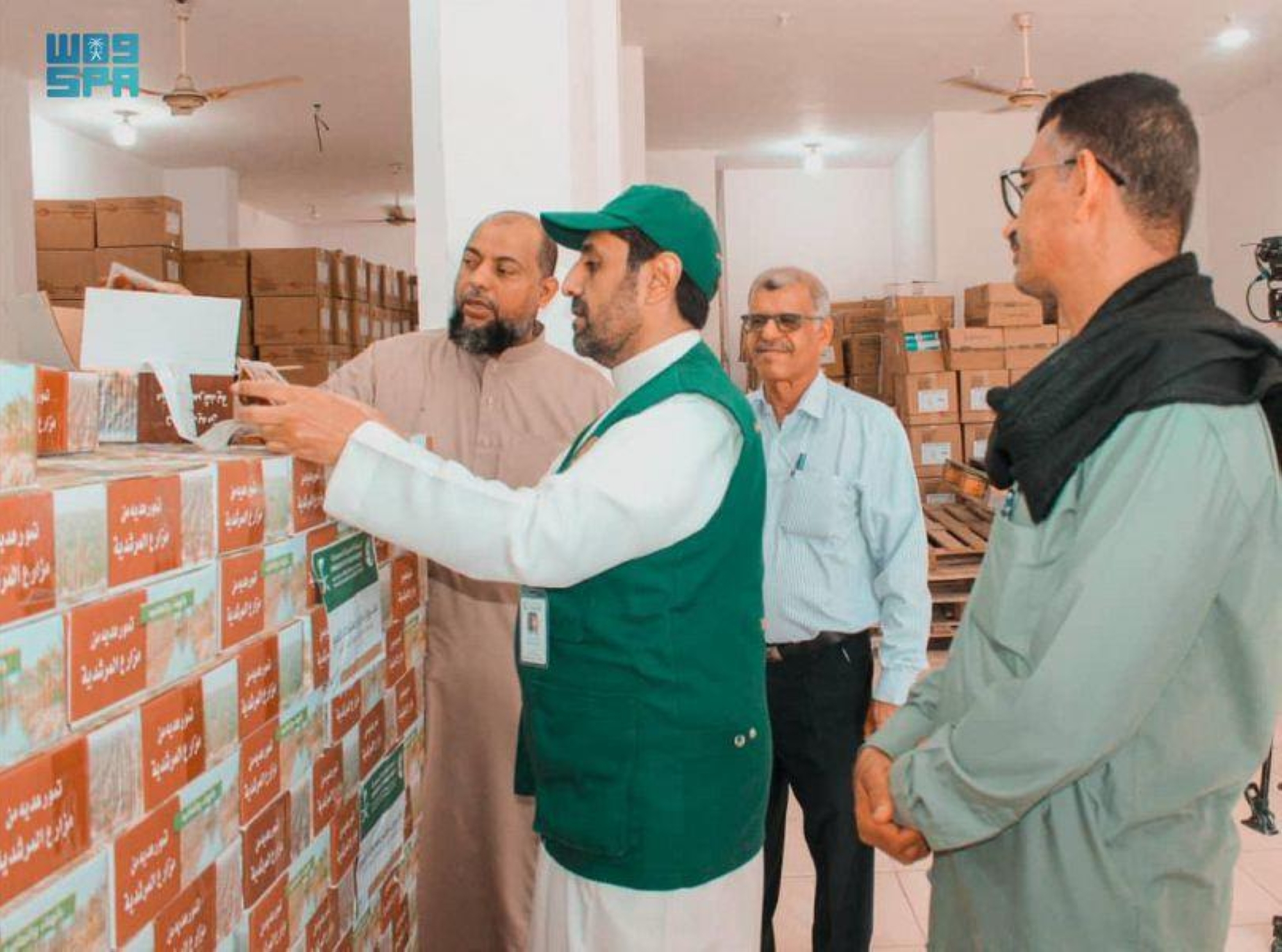 "سلمان للإغاثة" يوزع سلالاً غذائية ومواد إغاثية بسوريا واليمن وجنوب إفريقيا