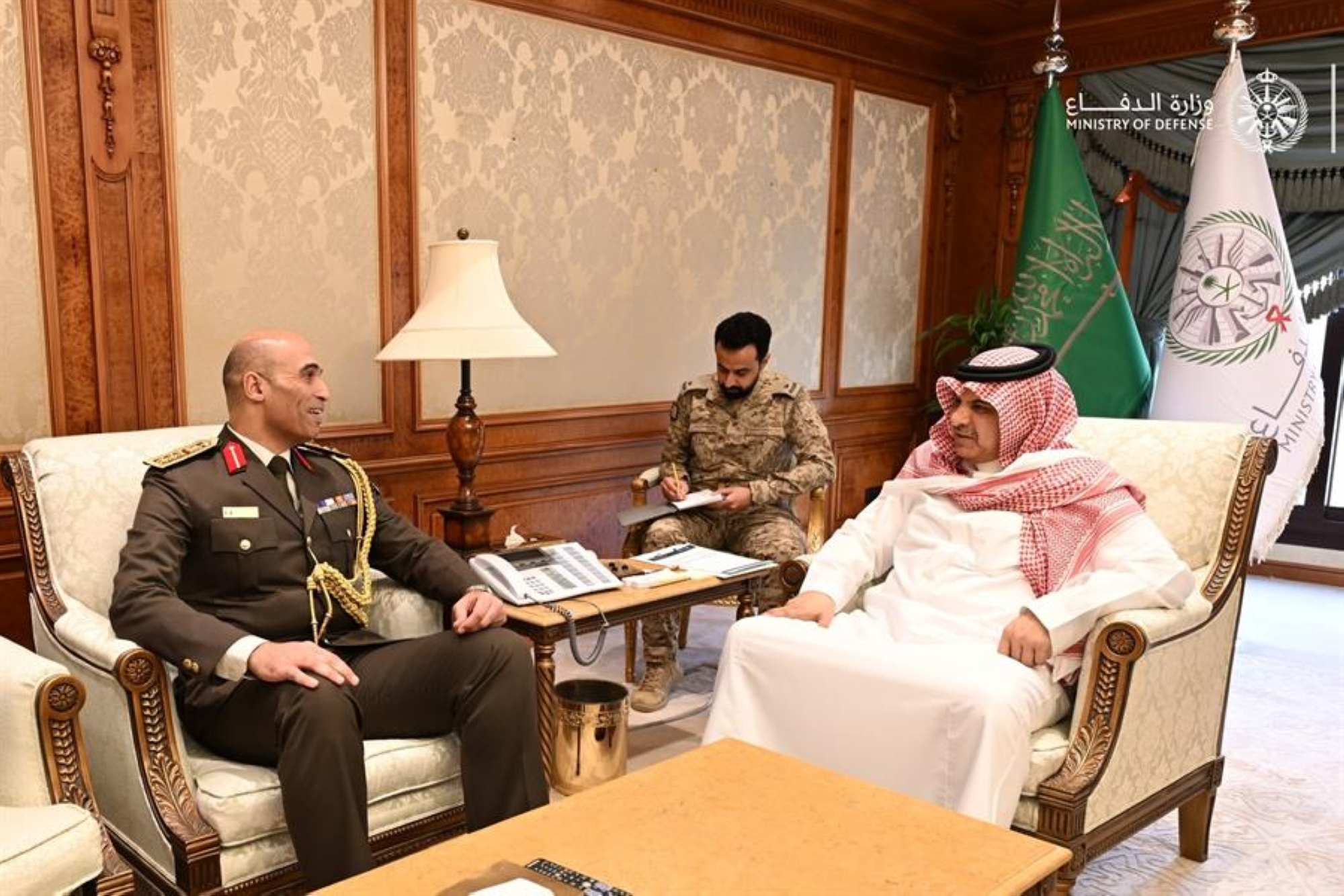 مساعد وزير الدفاع يبحث مع مسؤول مصري تعزيز التعاون العسكري والدفاعي