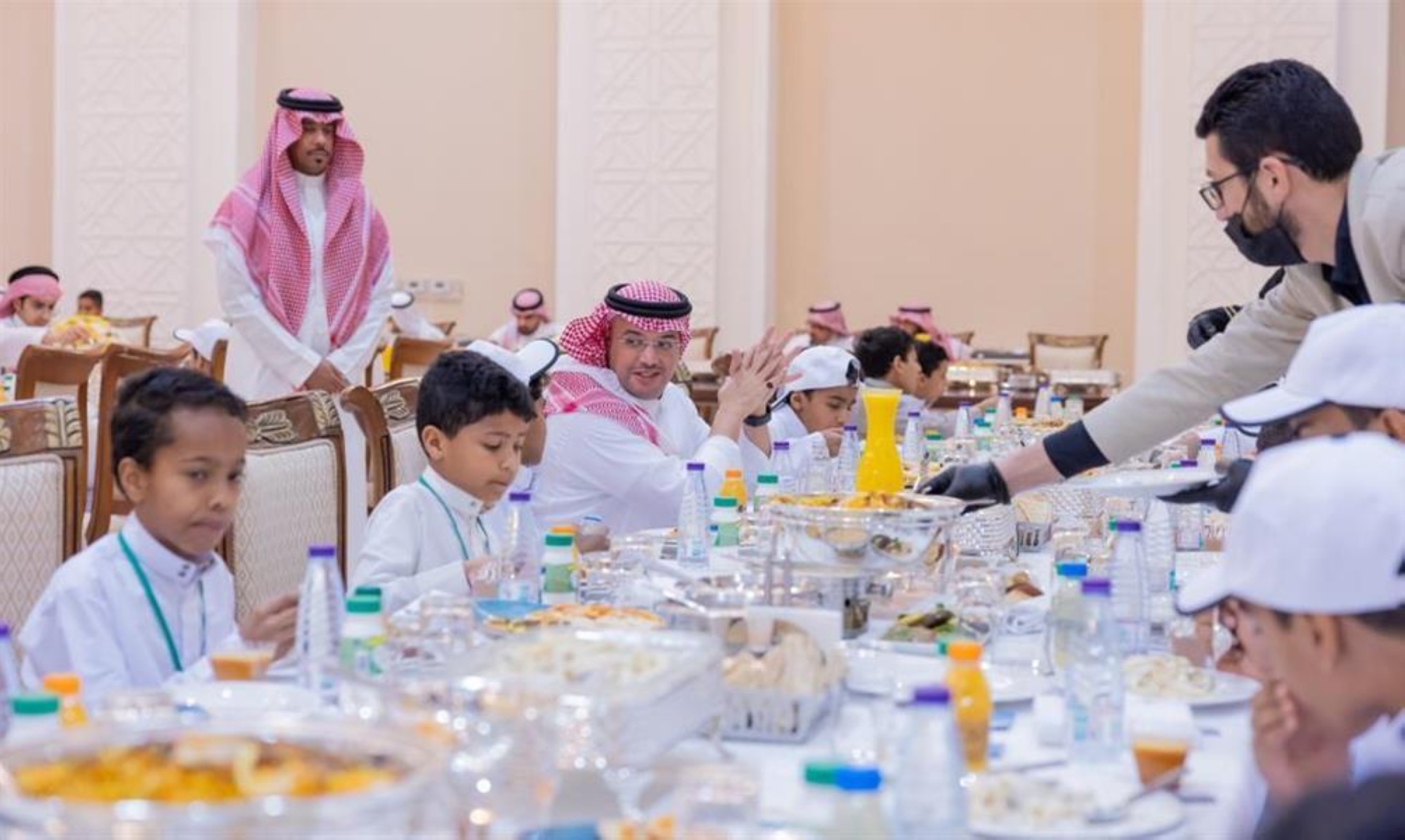 محافظ الأحساء يشارك أبناءَه الأيتام مأدبة الإفطار
