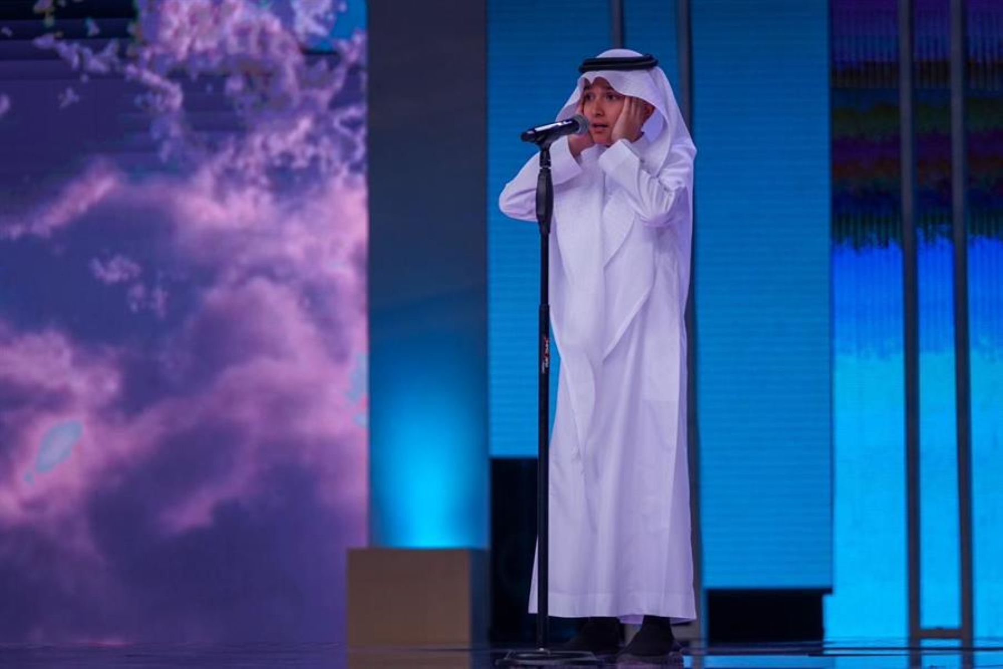 طفل بريطاني حلم بالأذان بـ"المسجد النبوي".. وتفوق على منافسيه بـ"عطر الكلام"