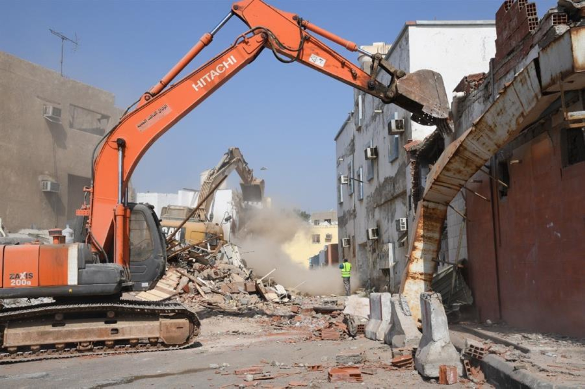 أكثر من 102 ألف خدمة مجانية لسكان الأحياء العشوائية المزالة بجدة