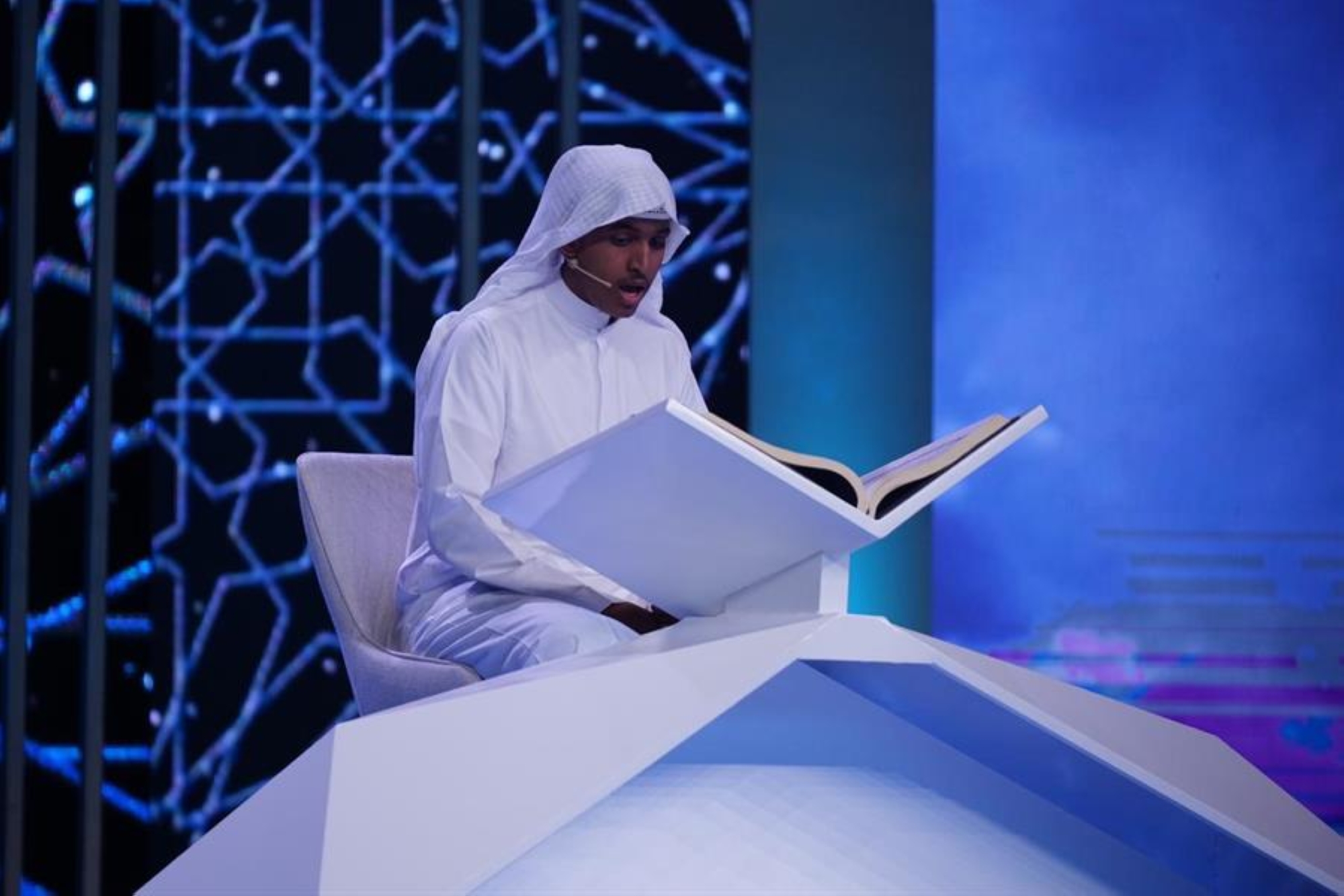 "غيبوبة شهرين" تصنع من متسابق إثيوبي قارئاً عالمياً في عطر الكلام