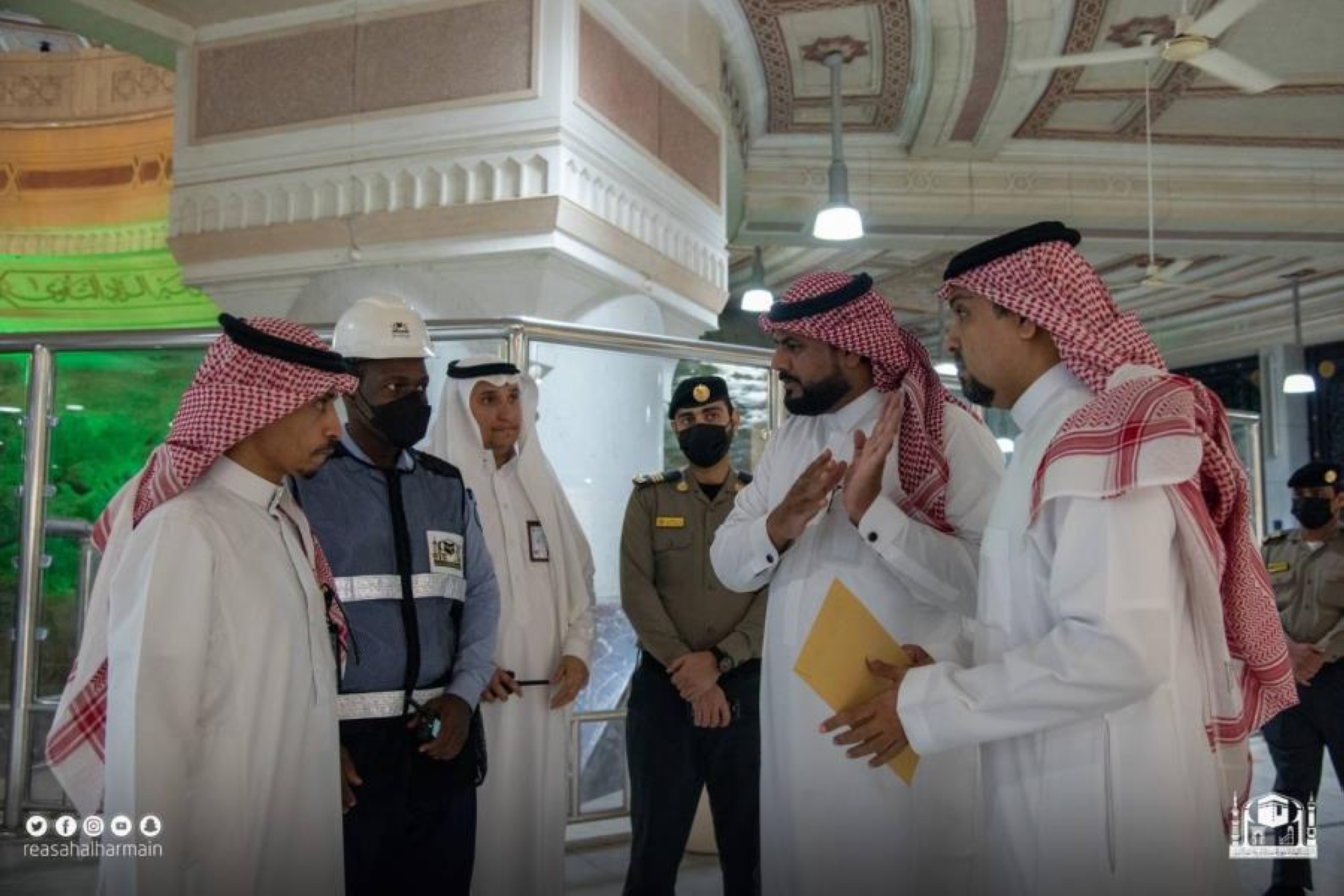 عبر 6 لغات.. 500 فرد أمني يخدمون ضيوف الرحمن بالمسجد الحرام (صور)