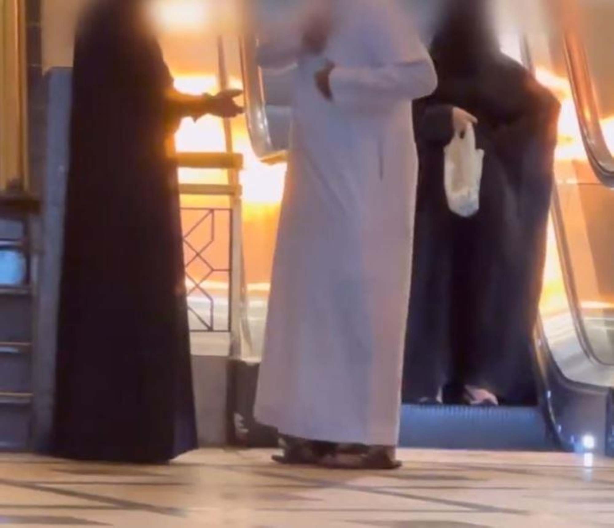 3 أشخاص يتسولون بساحات المسجد الحرام.. والأمن يطيح بهم