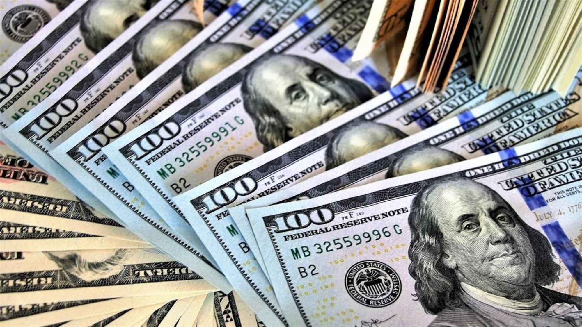 مُهدداً أسبوعياً.. الدولار يرتفع مقارنة باليورو