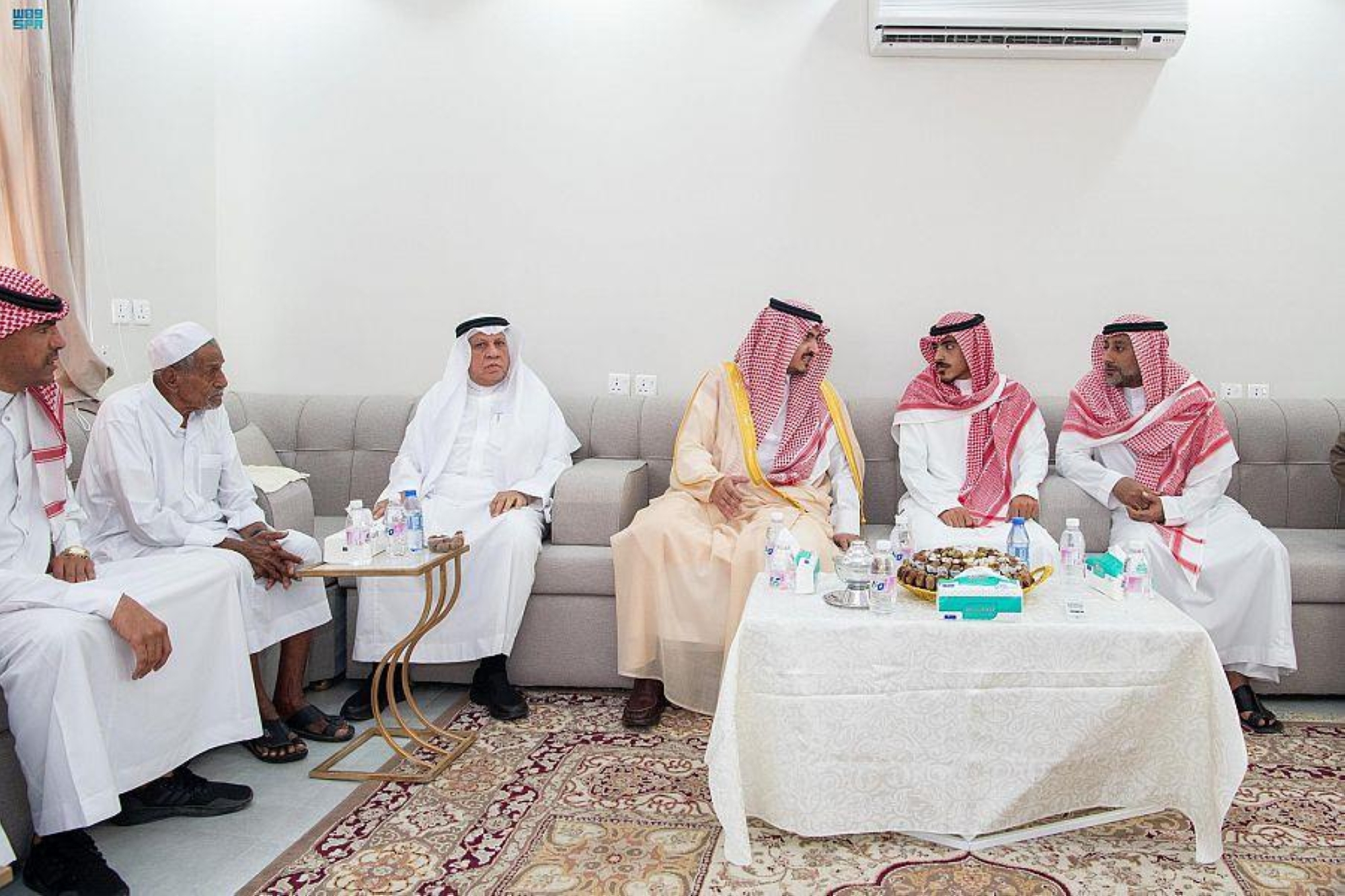 نائب أمير مكة يعزي في وفاة بطل "مداهمة وكر المخدرات" بجدة (صور)