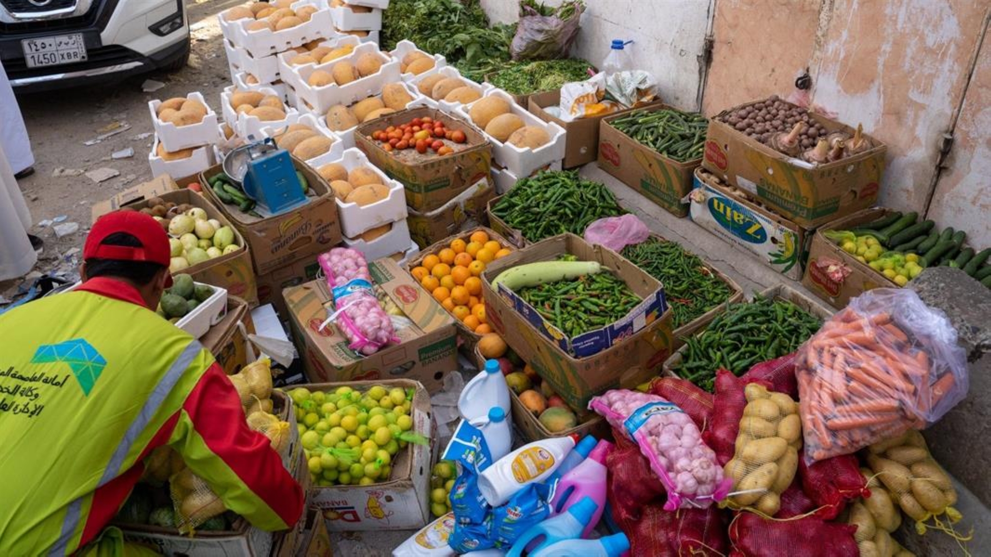 ضبط كميات كبيرة من المواد الغذائية مجهولة المصدر بمكة