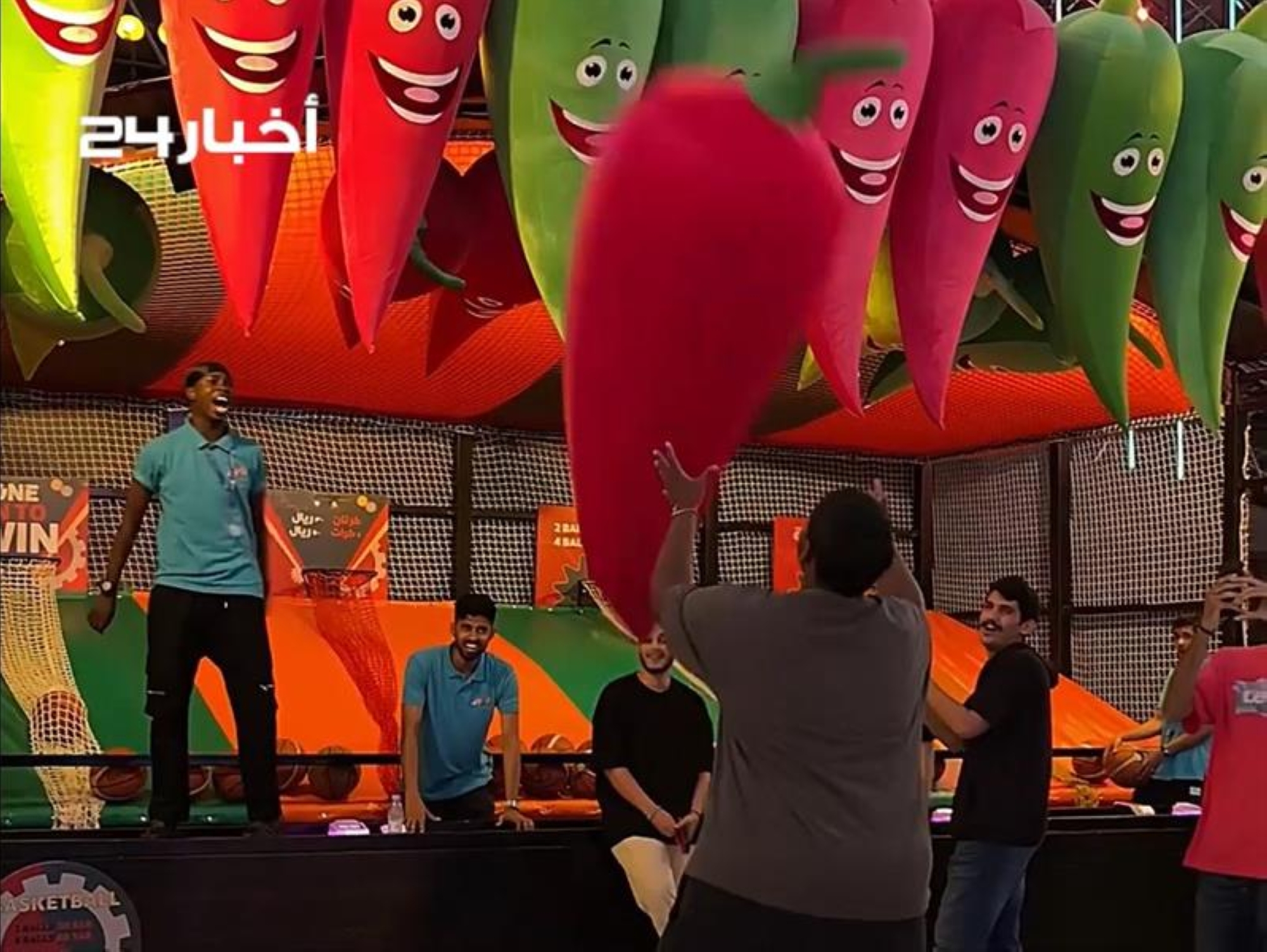 "تحدي الفلفلة".. يجذب زوار "سيتي ووك" بجدة
