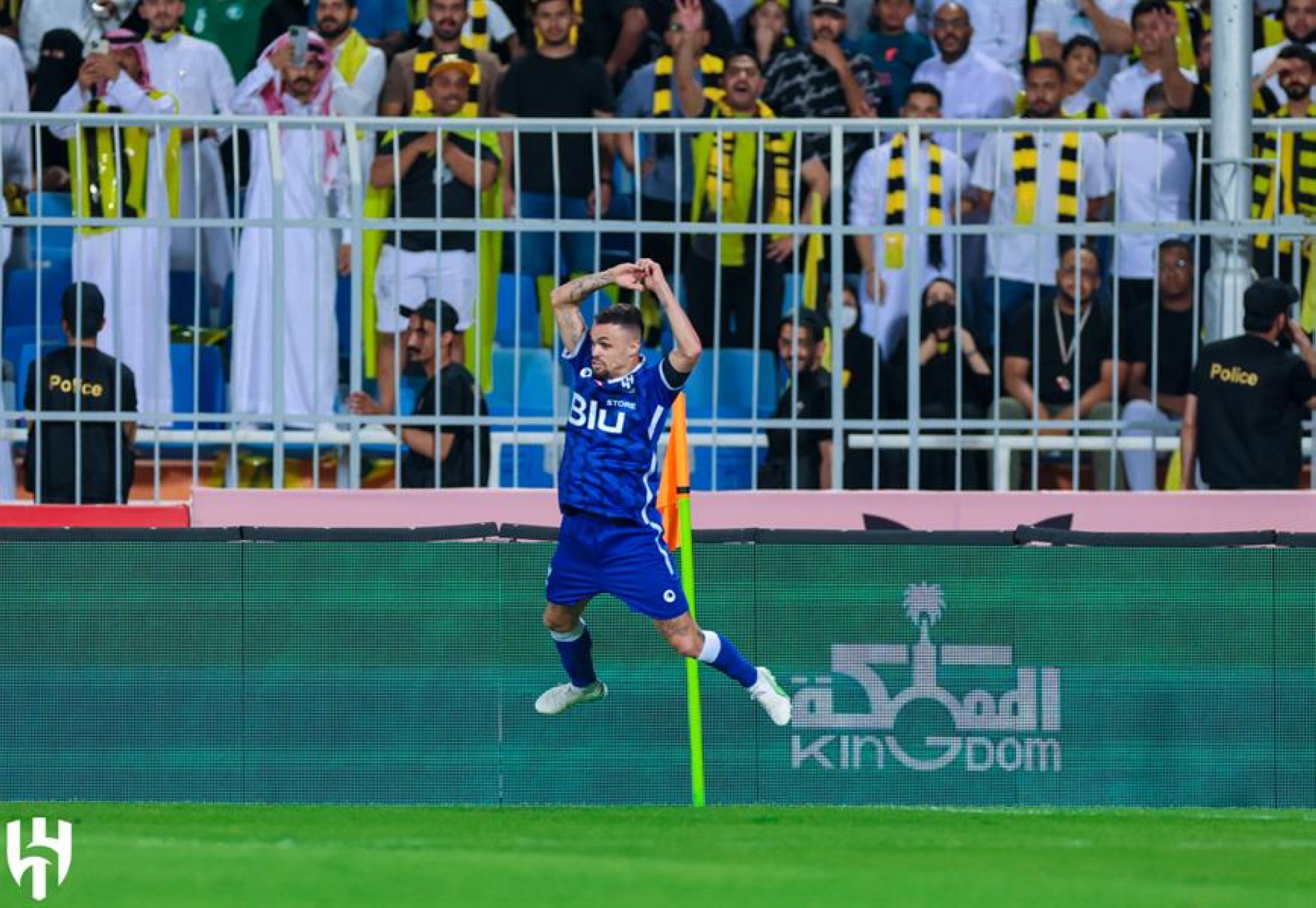 مشادة بين ميشائيل وهوساوي بعد نهاية الكلاسيكو (فيديو)