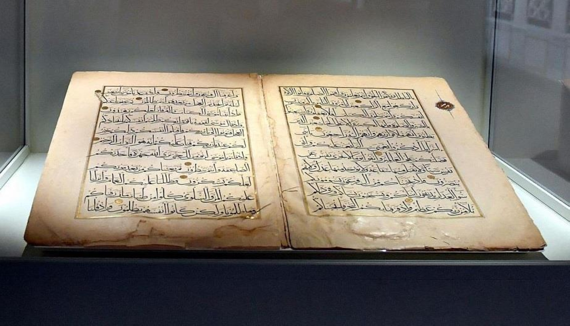 مخطوطات قرآنية يزيد عمرها على 1400 عام بمعرض "بينالي" الفنون الإسلامية