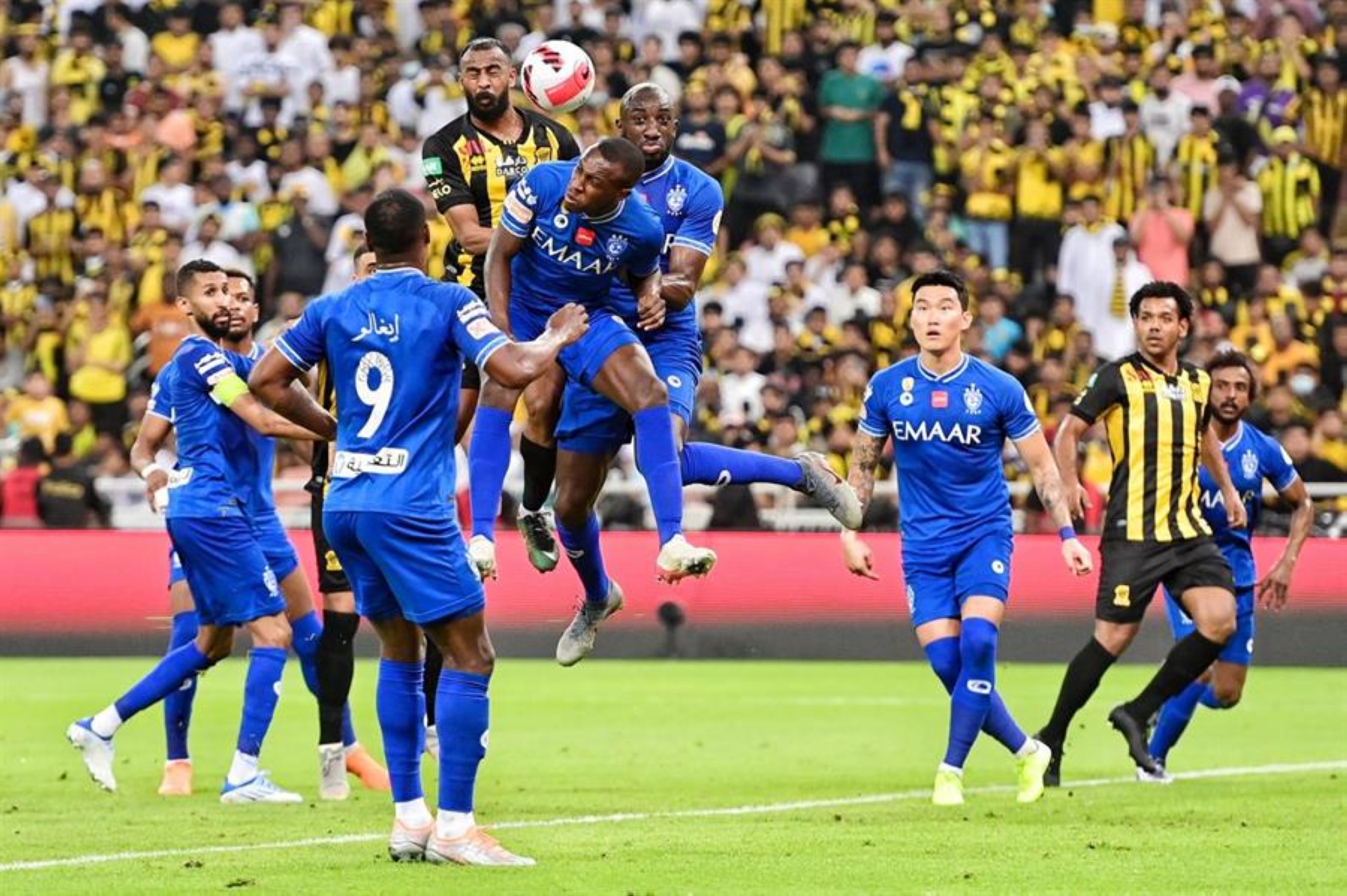 5 نجوم يخطفون الأضواء في كلاسيكو الحسم بين الهلال والاتحاد