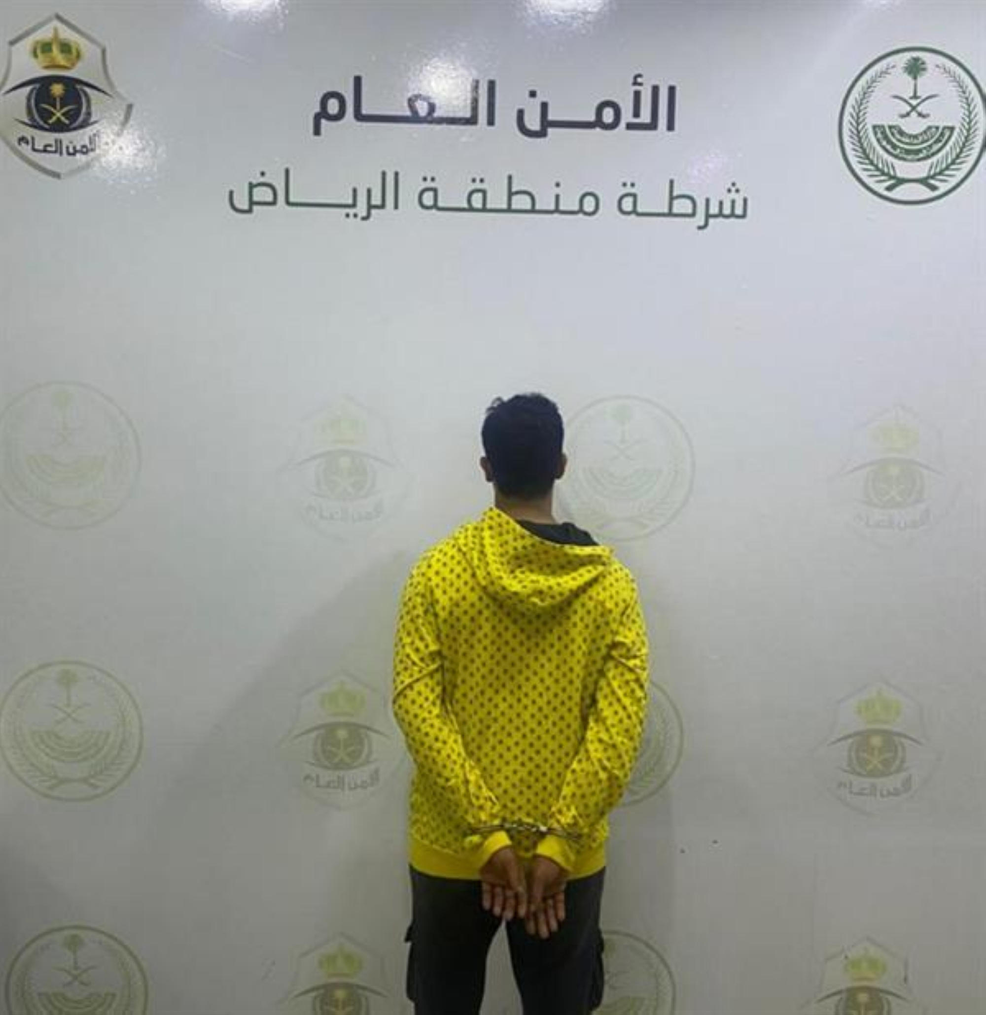 القبض على شخص ظهر بمقطع مرئي يعتدي على آخر بسلاح أبيض