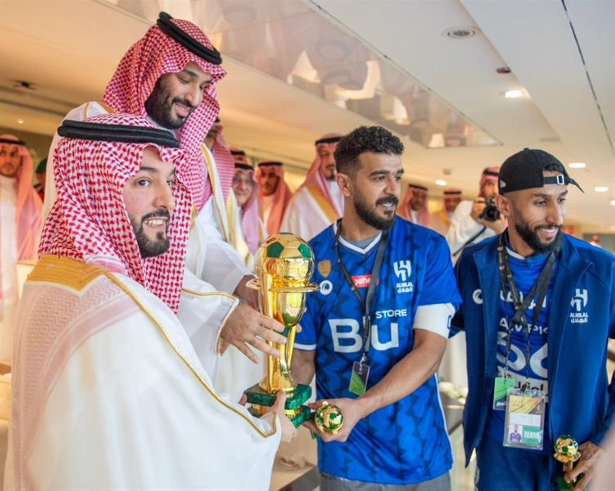 نيابة عن خادم الحرمين.. ولي العهد يتوج الهلال بكأس الملك