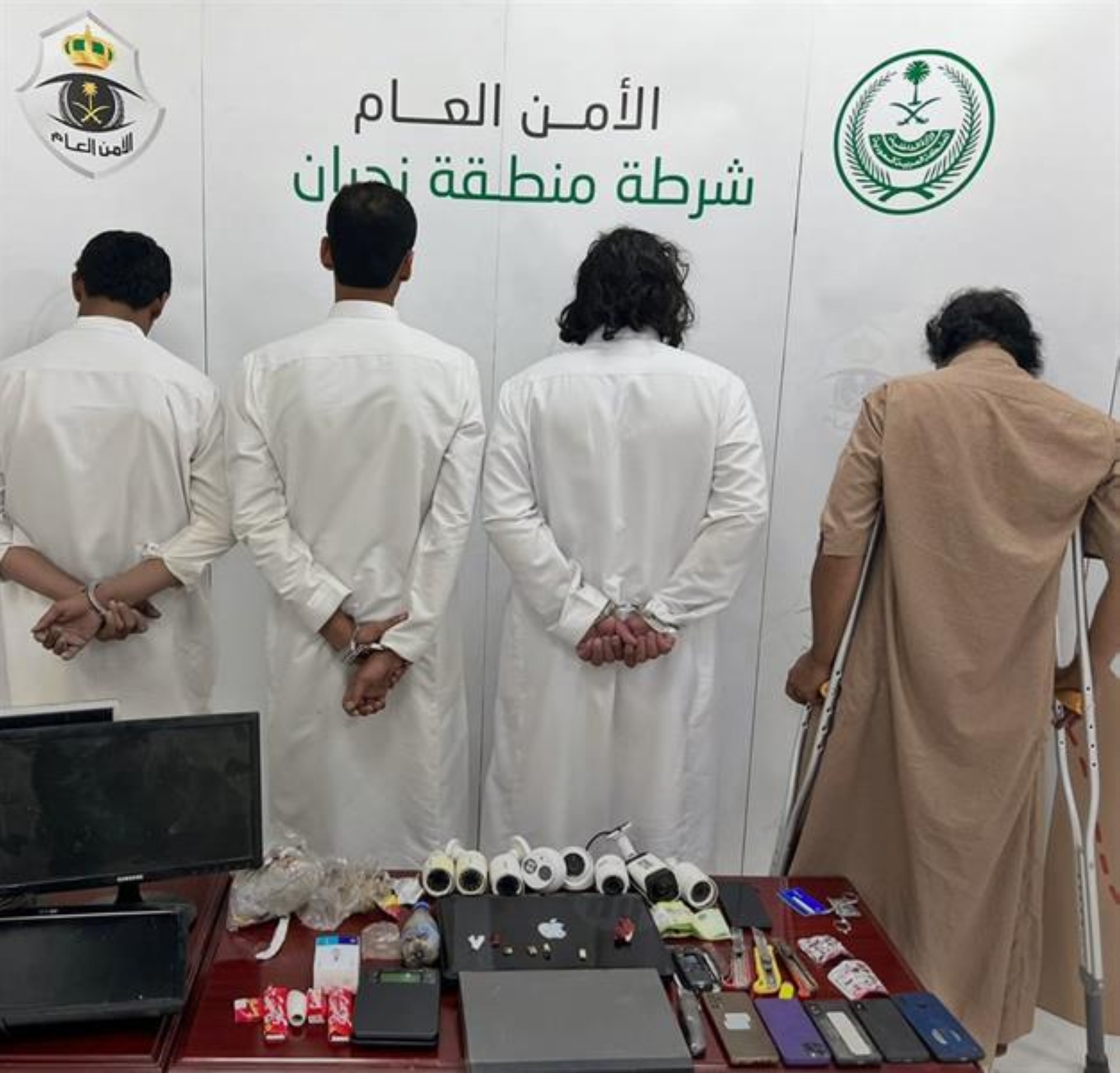 بينهم 4 جهزوا منزلاً بكاميرات مراقبة.. ضبط مروجين للمخدرات بعدد من المناطق