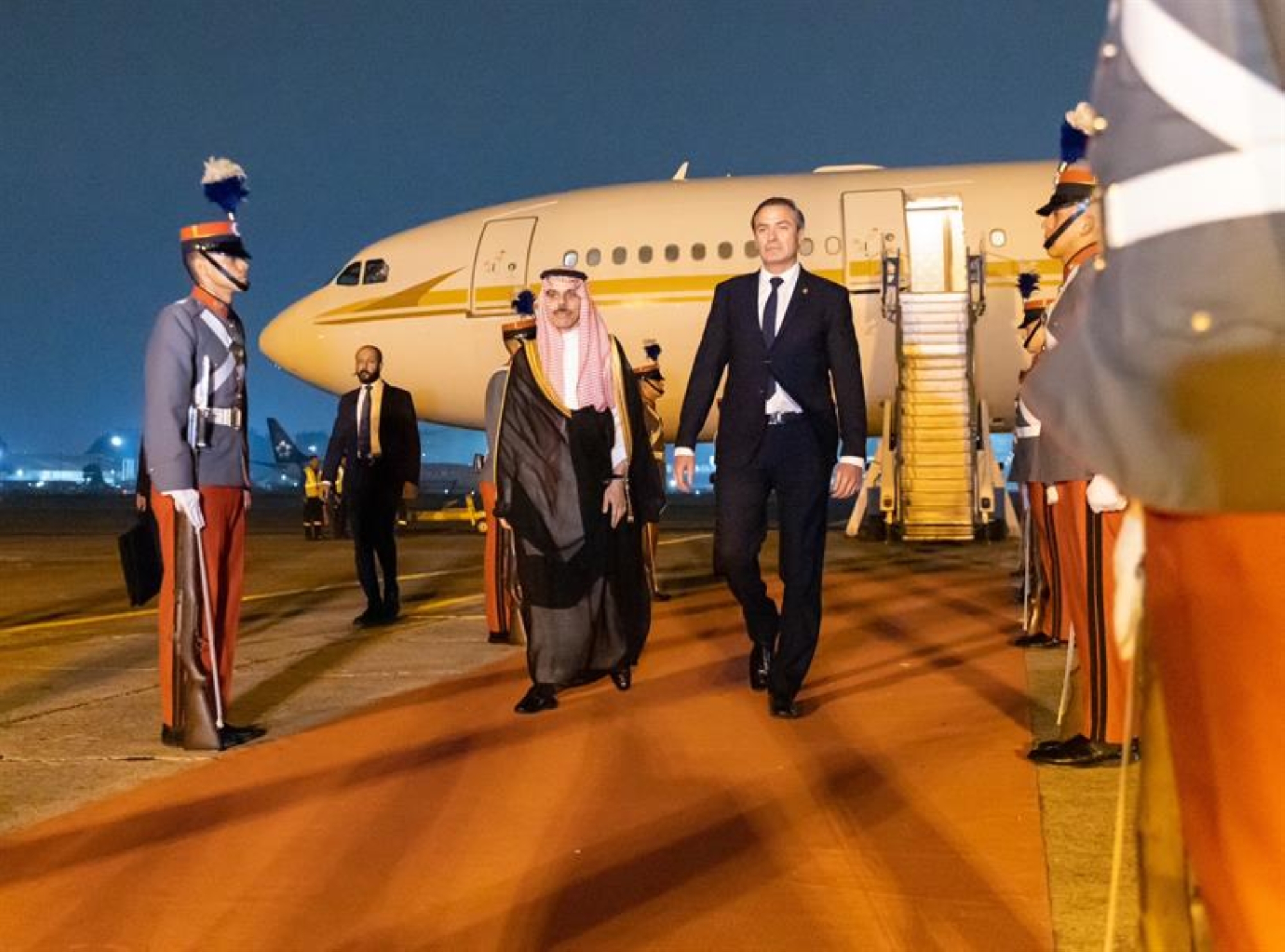 مُترئساً وفد المملكة لقمة رؤساء دول الكاريبي.. وزير الخارجية يصل غواتيمالا