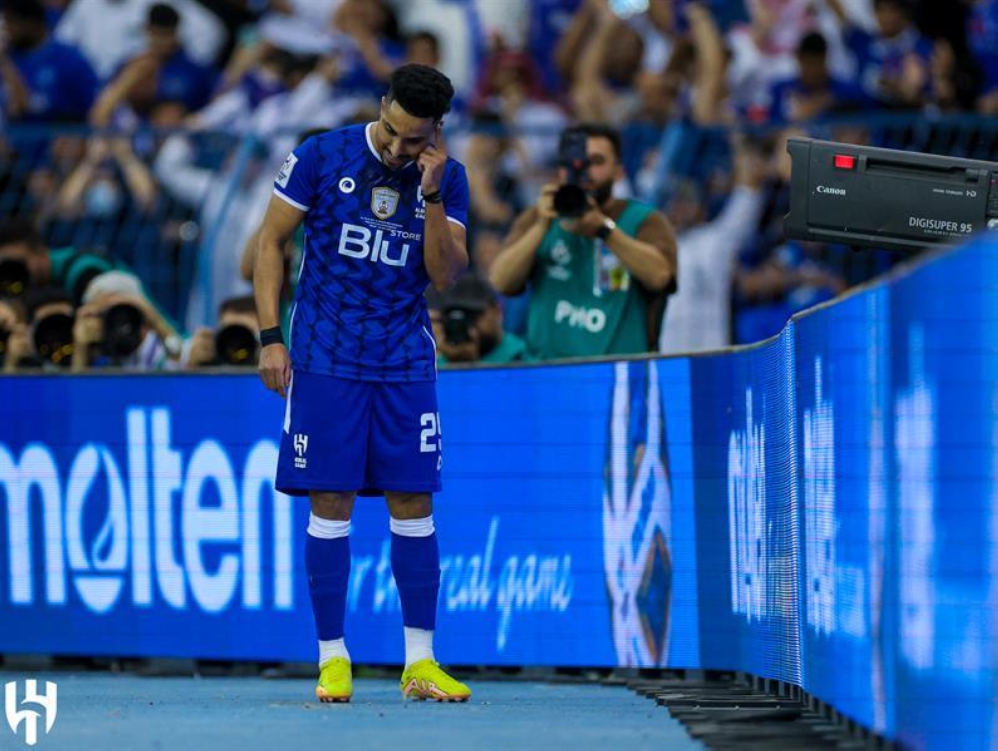 هل يهدد سالم الدوسري أمل الهلال الأخير هذا الموسم؟