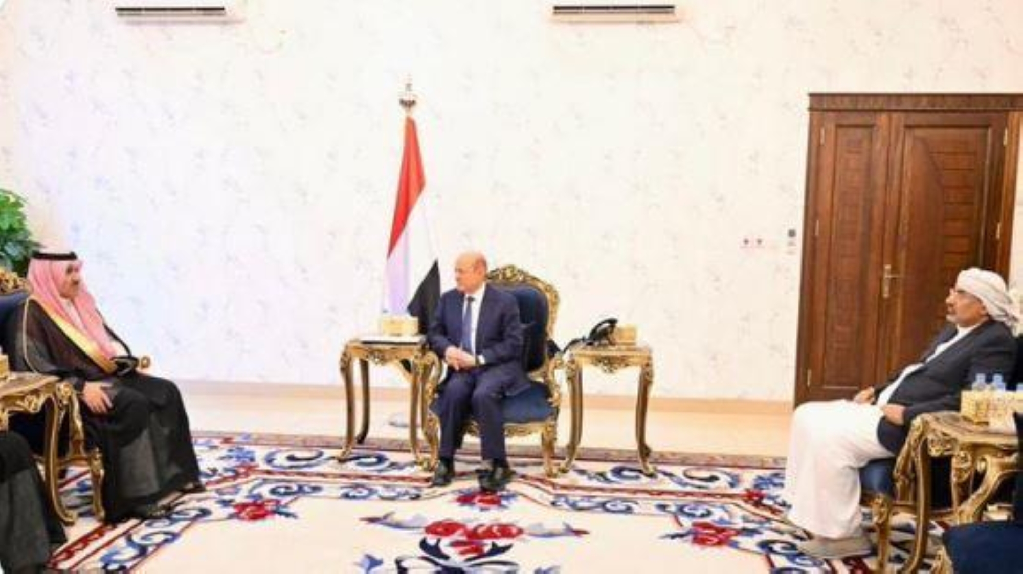 "العليمي" وسفير المملكة يناقشان جهود تجديد الهدنة ووقف إطلاق النار باليمن