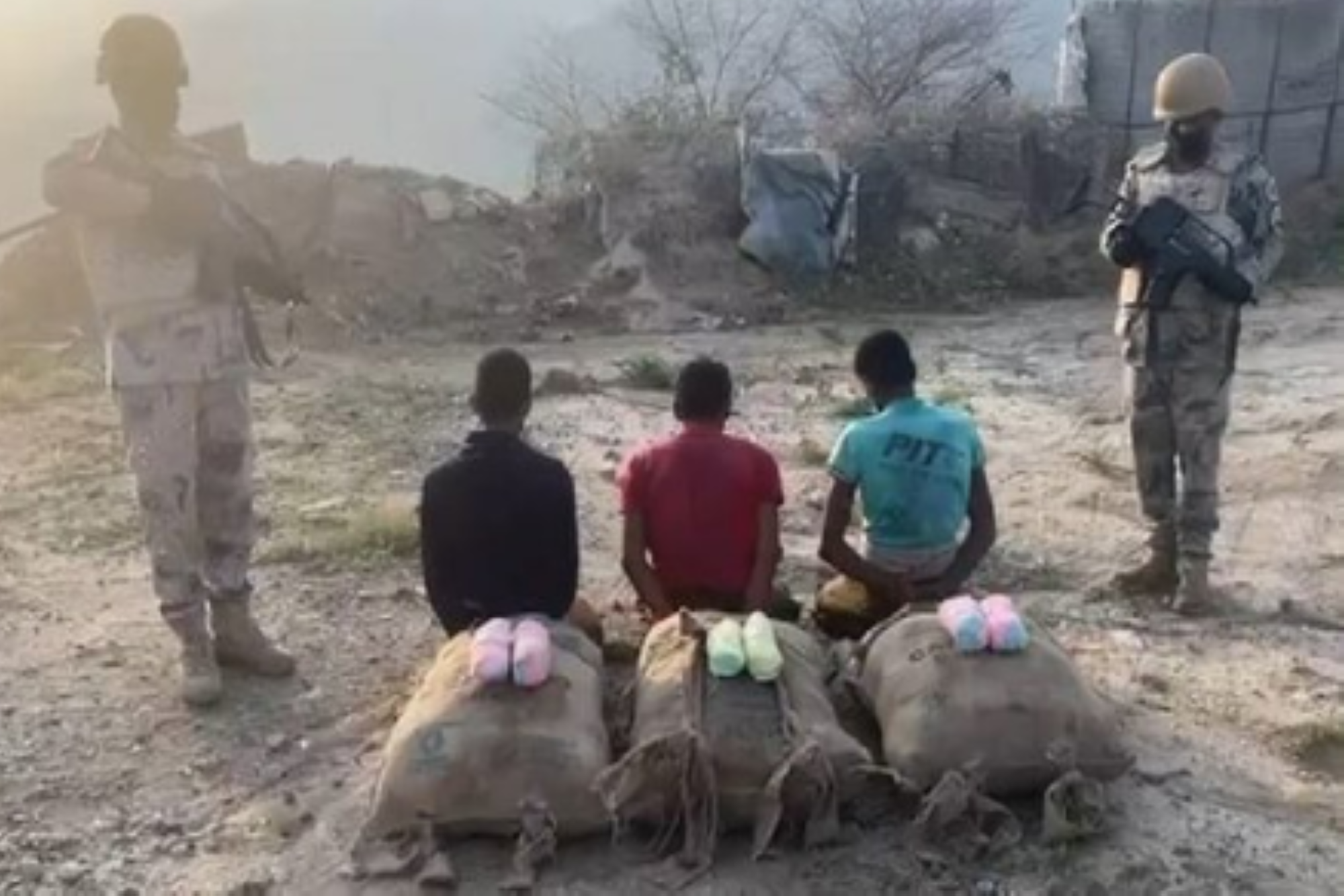 ضبط 3 مخالفين لنظام أمن الحدود لتهريبهم القات المخدر بجازان