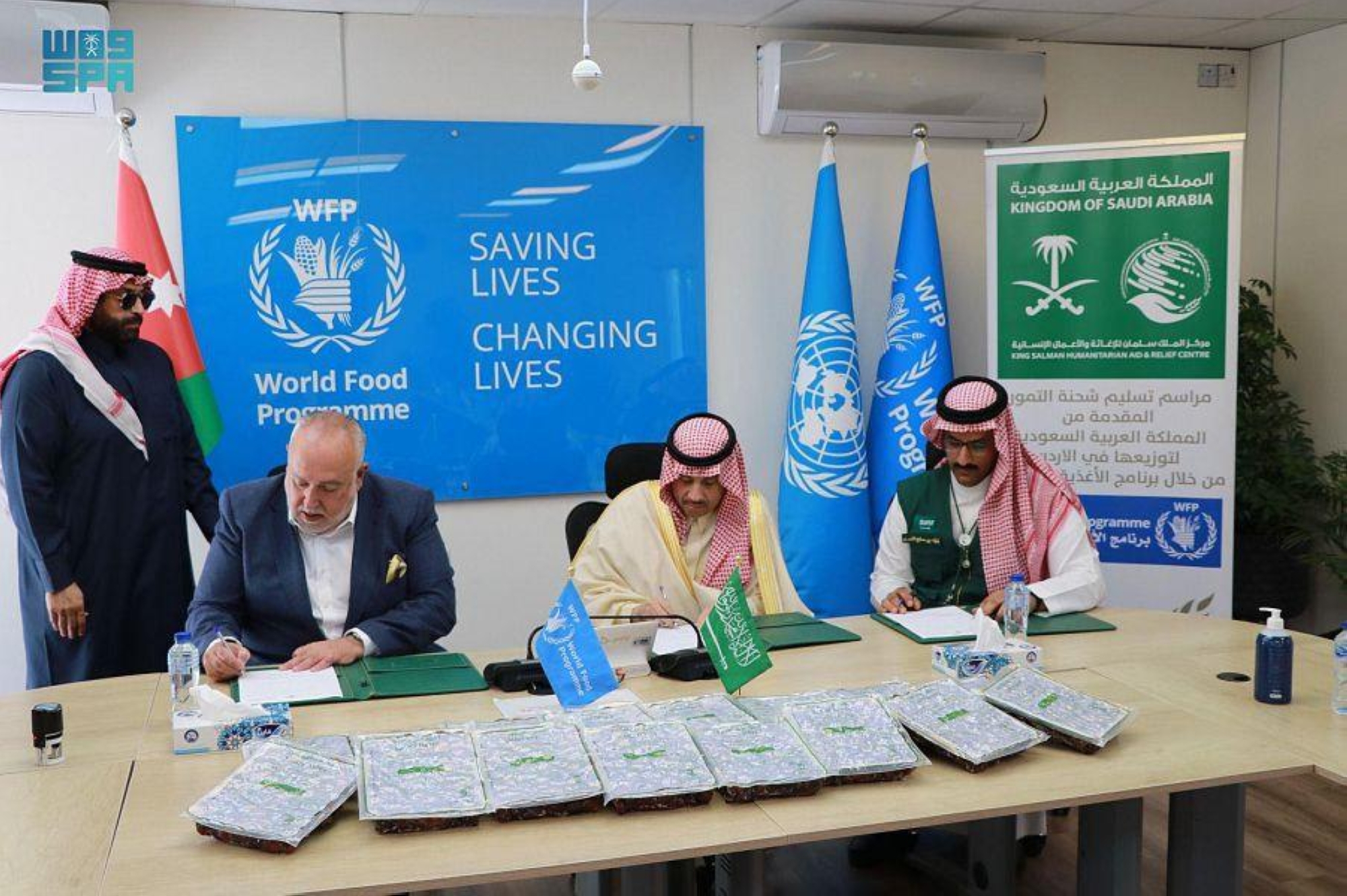 "سلمان للإغاثة" يُسلّم أطناناً من التمور للأردن وبلغاريا
