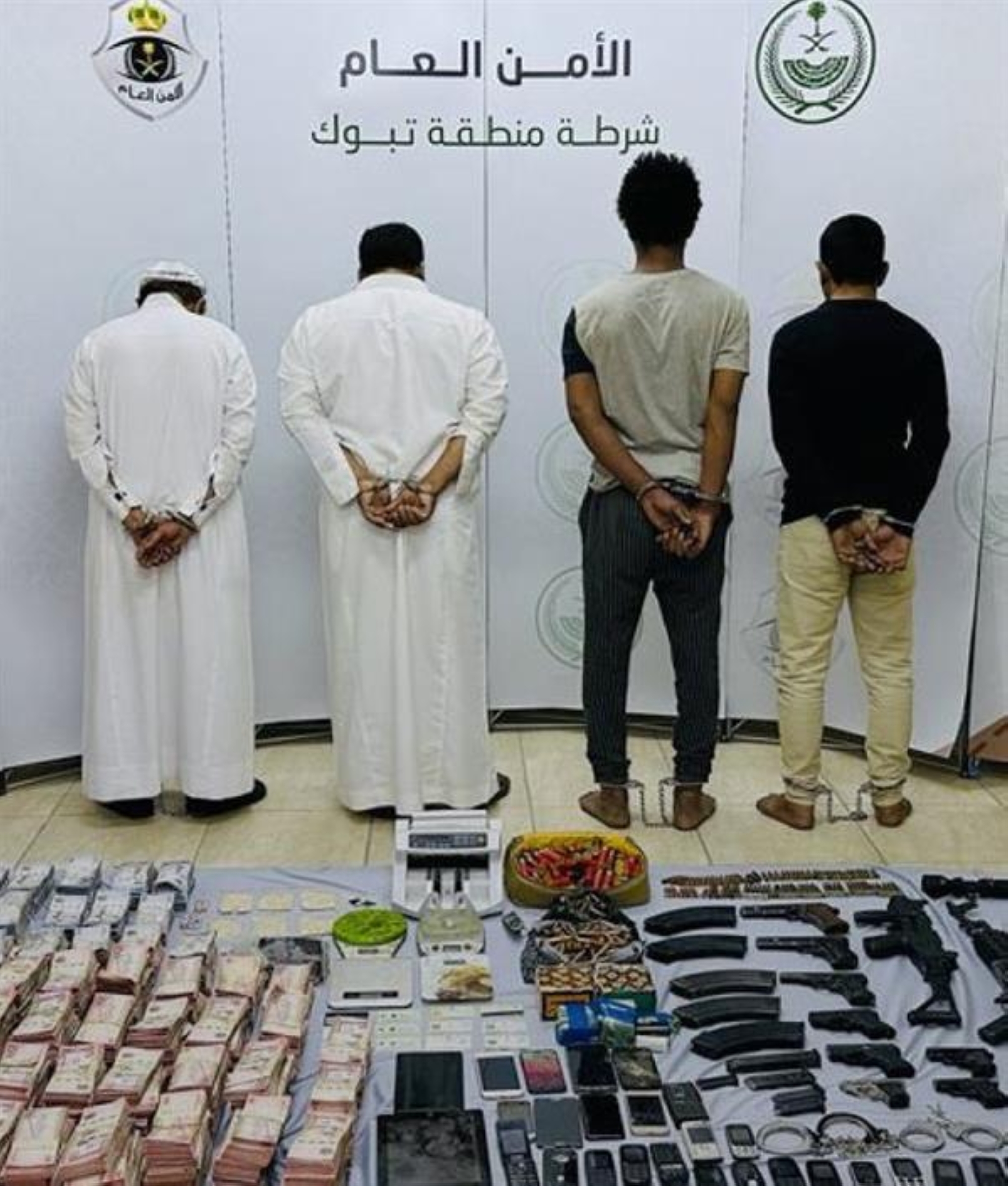 بحوزتهم 4 ملايين ريال.. ضبط 3 مواطنين وإثيوبي يروجون المخدرات بتبوك