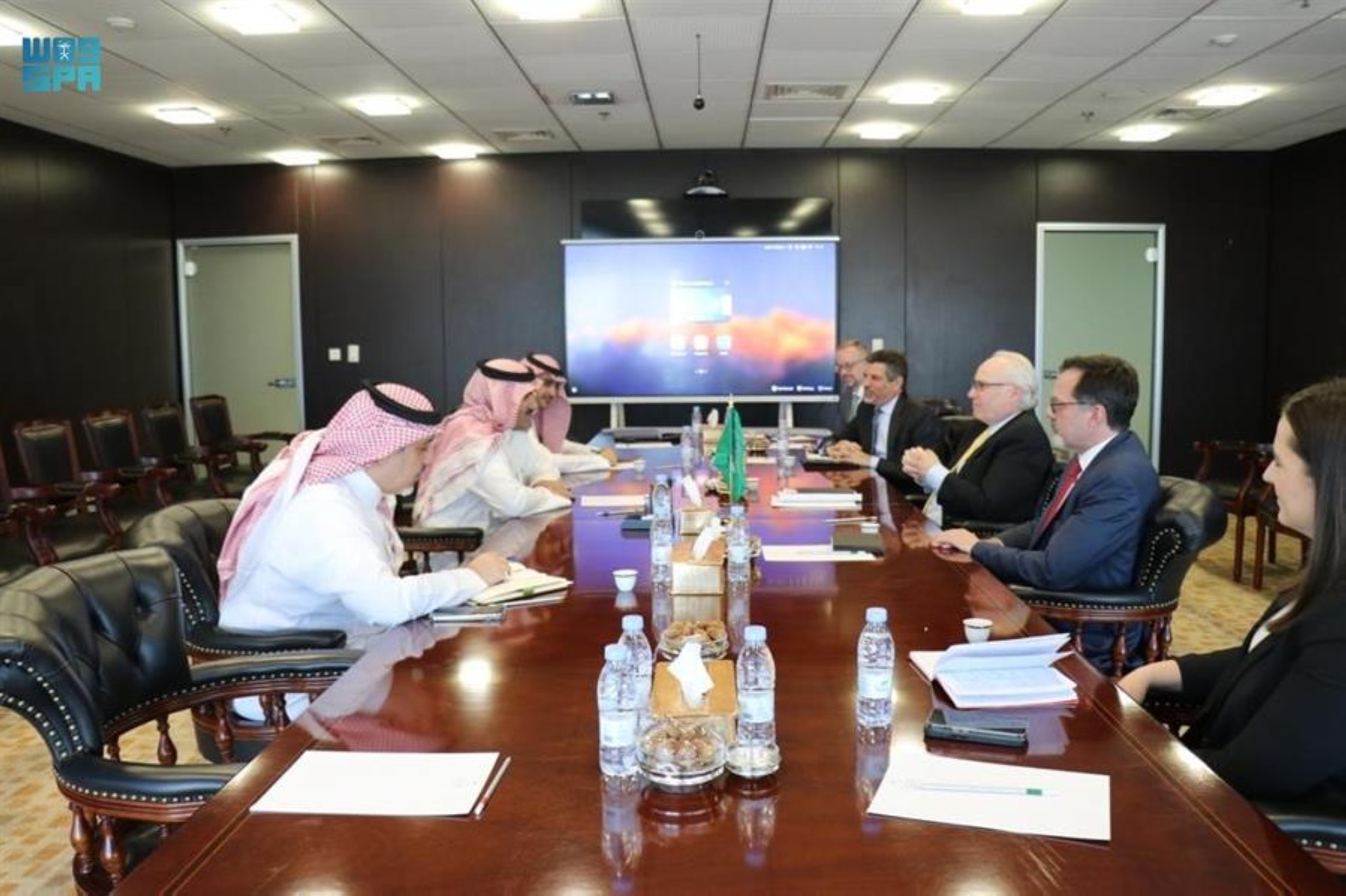 سفير خادم الحرمين باليمن يلتقي المبعوث الأمريكي لبحث مستجدات الأزمة اليمنية