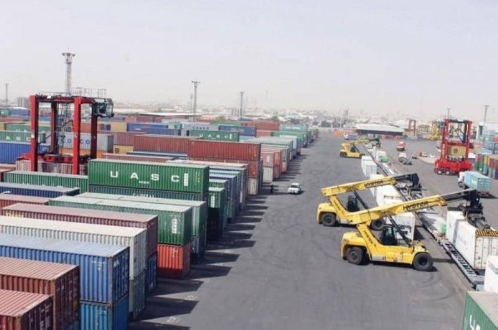 "الضريبة والجمارك" تعلن مزاد علني لبيع "بضائع متروكة" في الميناء الجاف