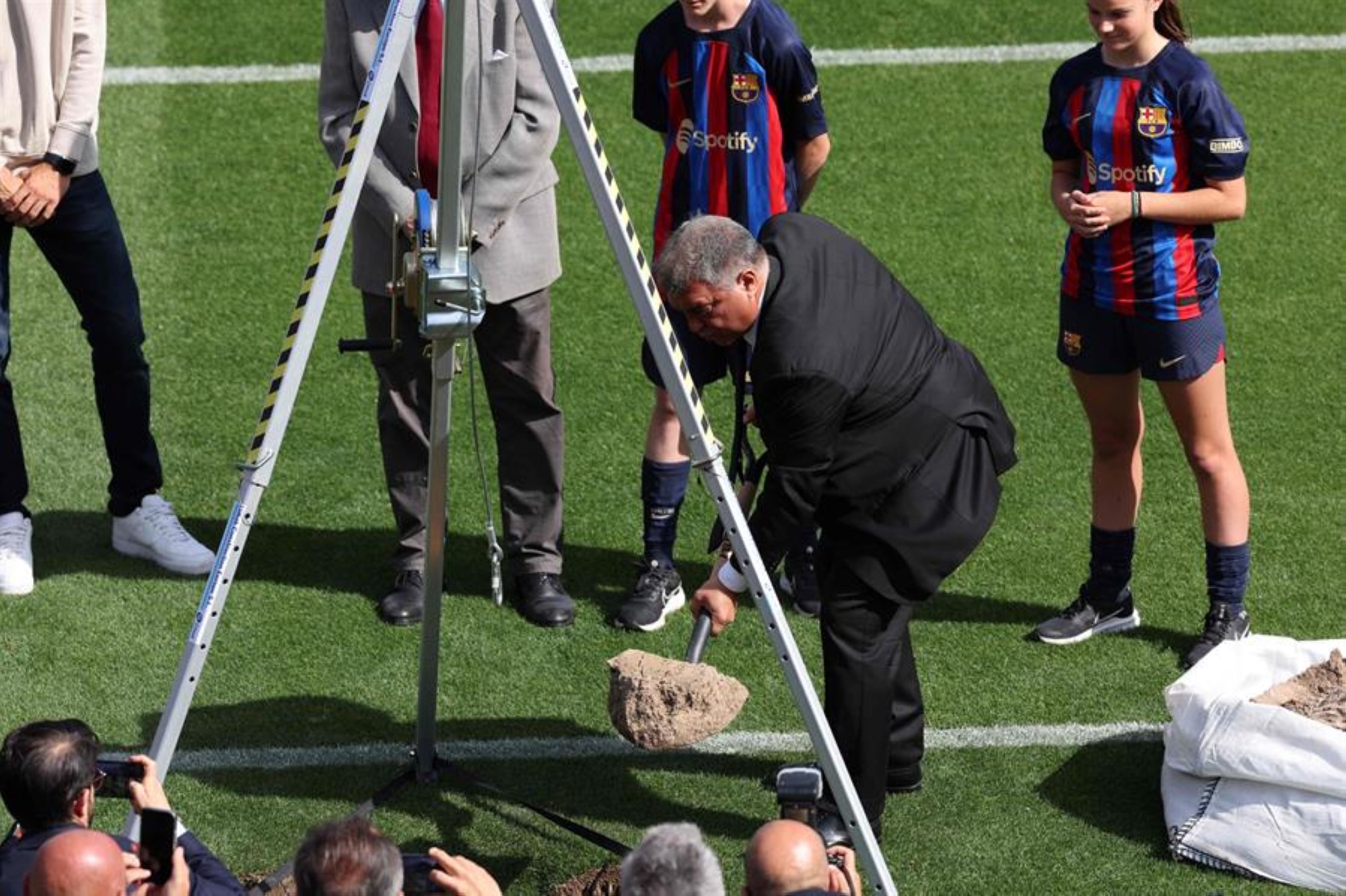 برشلونة يصدر سندات لتجديد ملعب "كامب نو"
