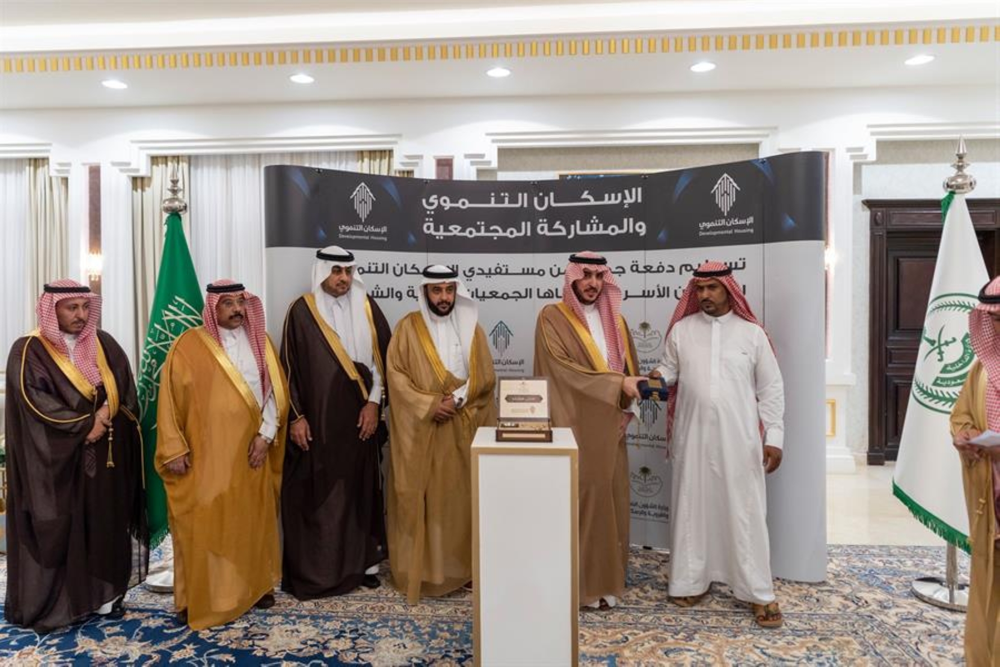 أمير الجوف يُسلِّم 190 وحدة سكنية لمستفيدي الإسكان التنموي