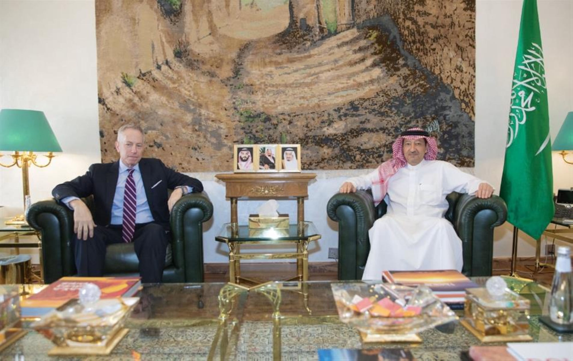 "الخريجي" يستعرض العلاقات الثنائية مع السفير الأمريكي مايكل راتني