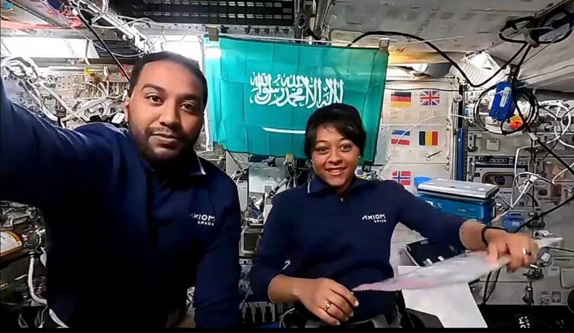 رائدا الفضاء والطلاب في تجربة تفاعلية عن "الطائرة الورقية" في الجاذبية الصغرى